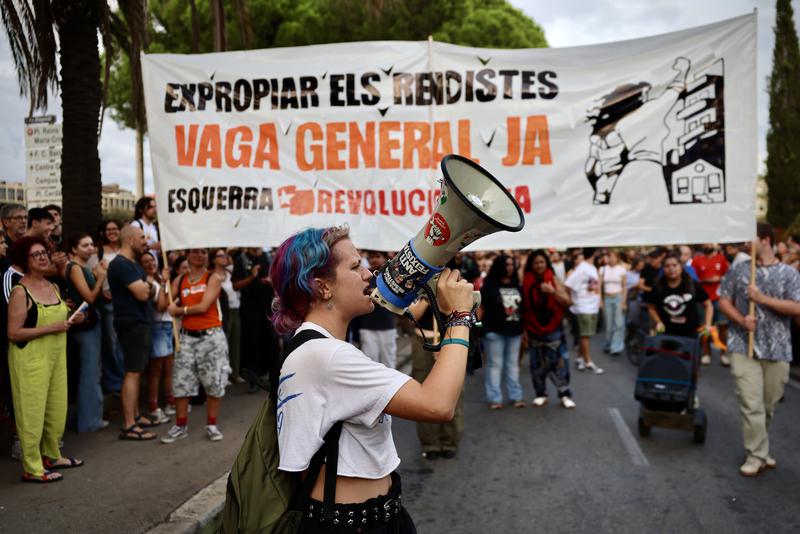 2.000 persones tallen la Diagonal al Palau de Congressos per exigir a Sánchez solucions a la crisi de l'habitatge