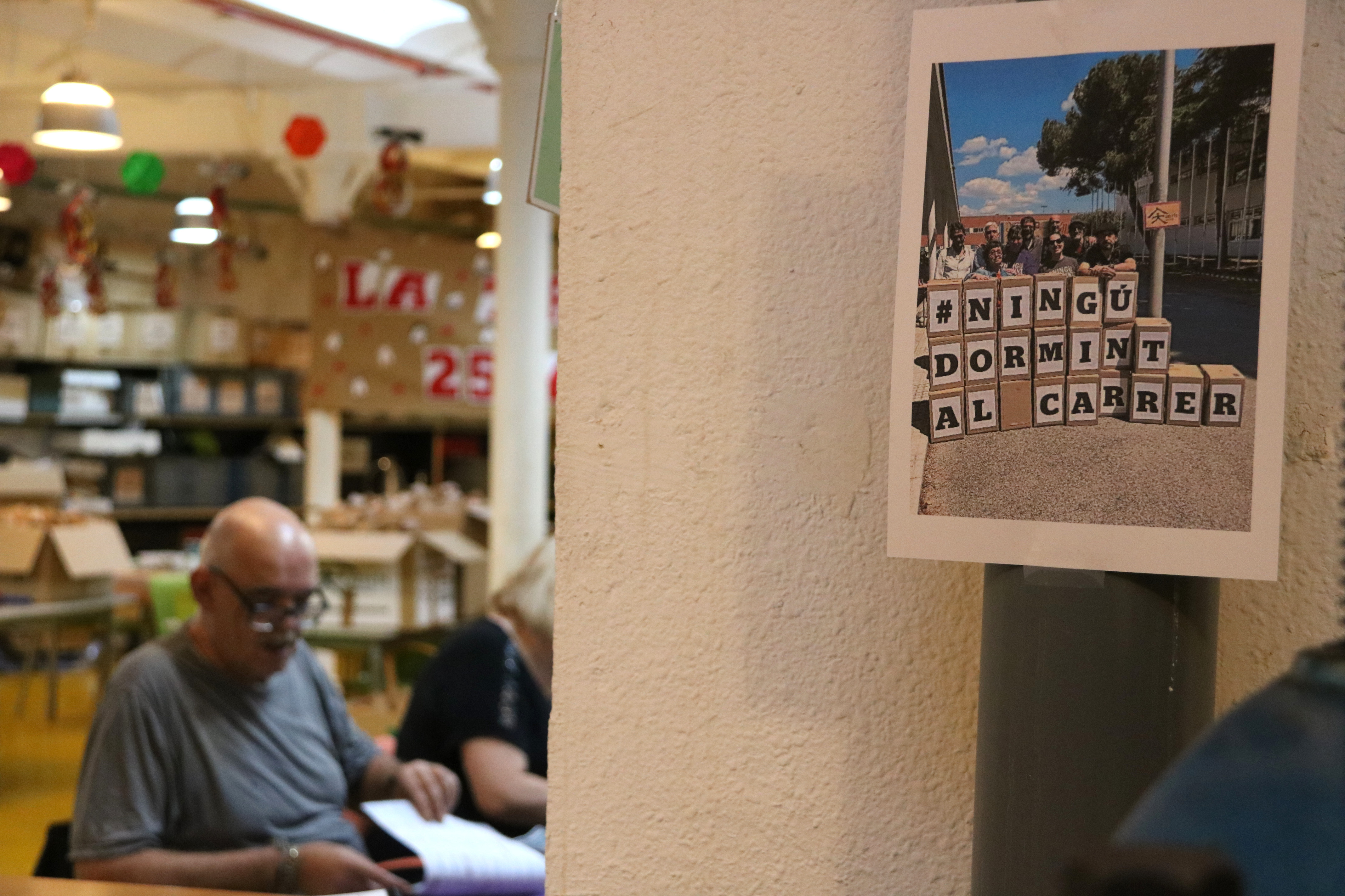 A poster demanding 'No one sleeping on the street' at the Arrels Foundation workshop