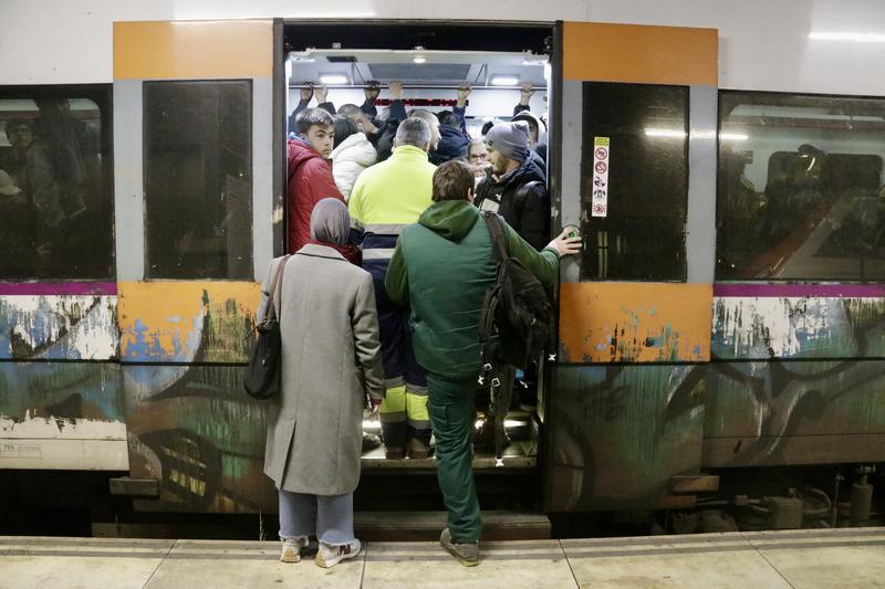 Renfe calcula que han sortit un 42% dels trens de serveis mínims previstos per aquest dilluns al matí a Rodalies