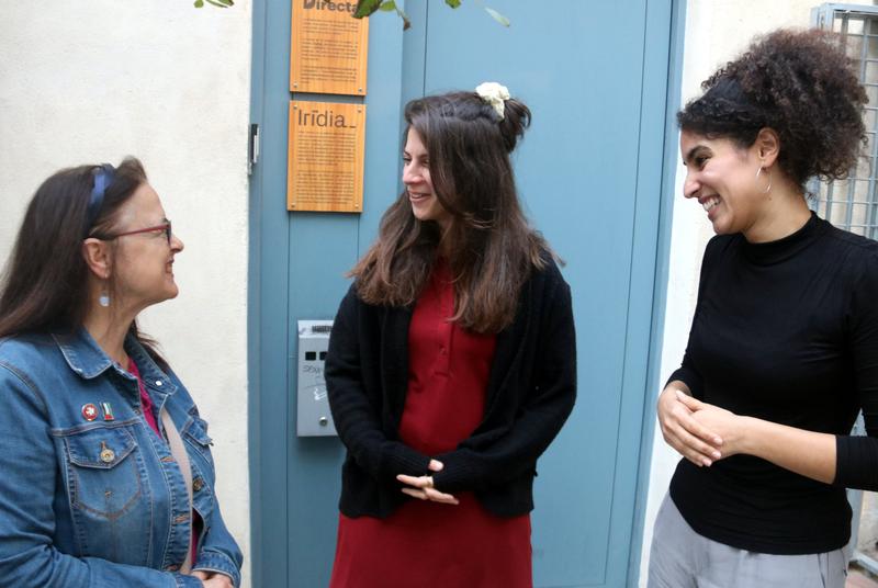 Maribel Ferrándiz, who suffered torture by the Franco regime, at the door of the Irídia Center for the Defense of Human Rights with Andrea Carrera and lawyer Laura Medina