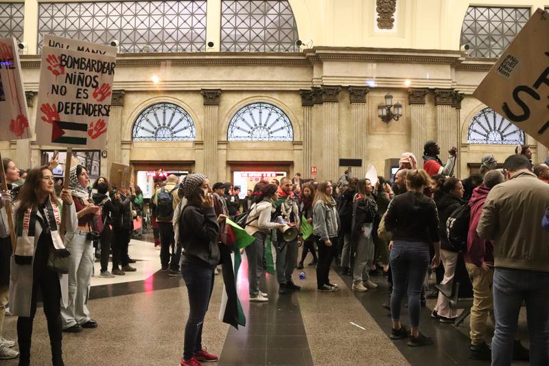 Pro-Palestine protesters in Barcelona's Estació de França train station after a demonstration in Barcelona on November 11, 2023