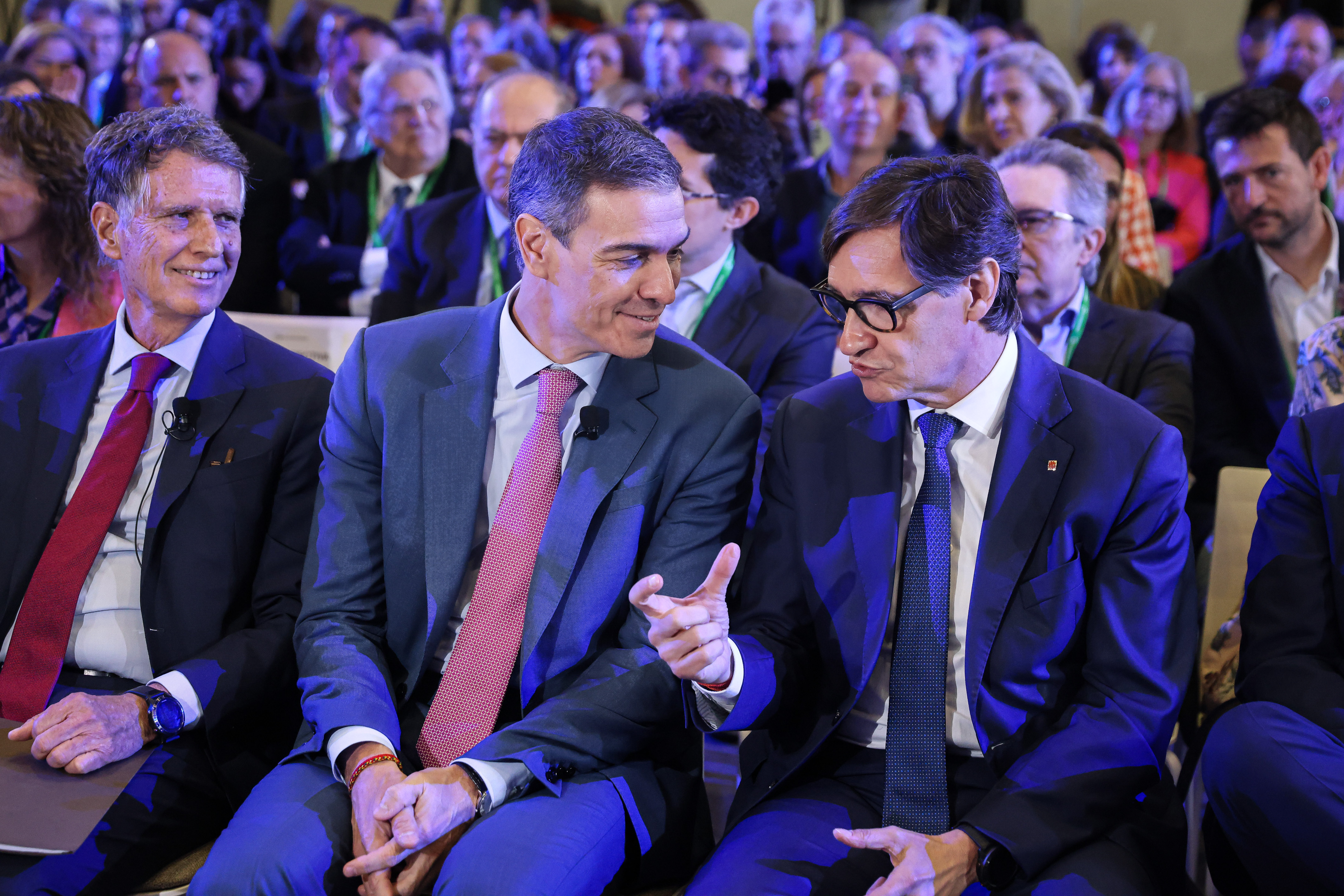 El president del govern espanyol, Pedro Sánchez; i el president de la Generalitat, Salvador Illa, a les jornades del Cercle d'Economia