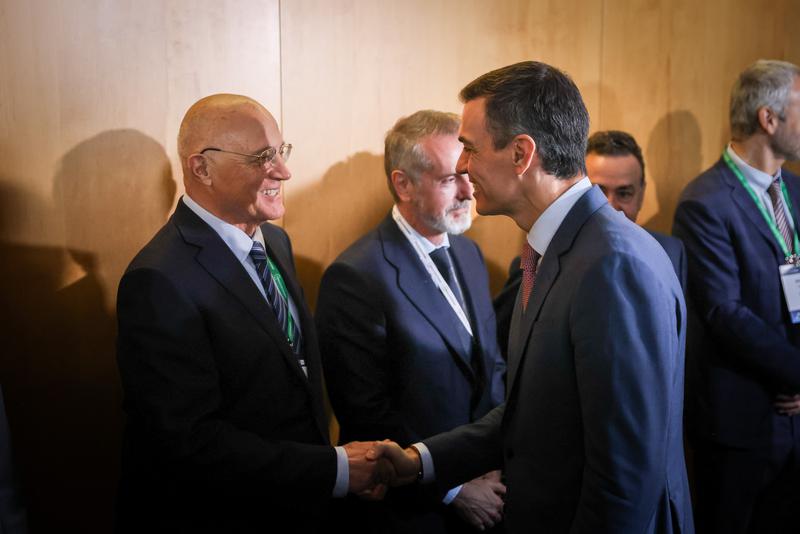 Banco Sabadell president, Josep Oliu shakes hands with Spanish PM Pedro Sánchez
