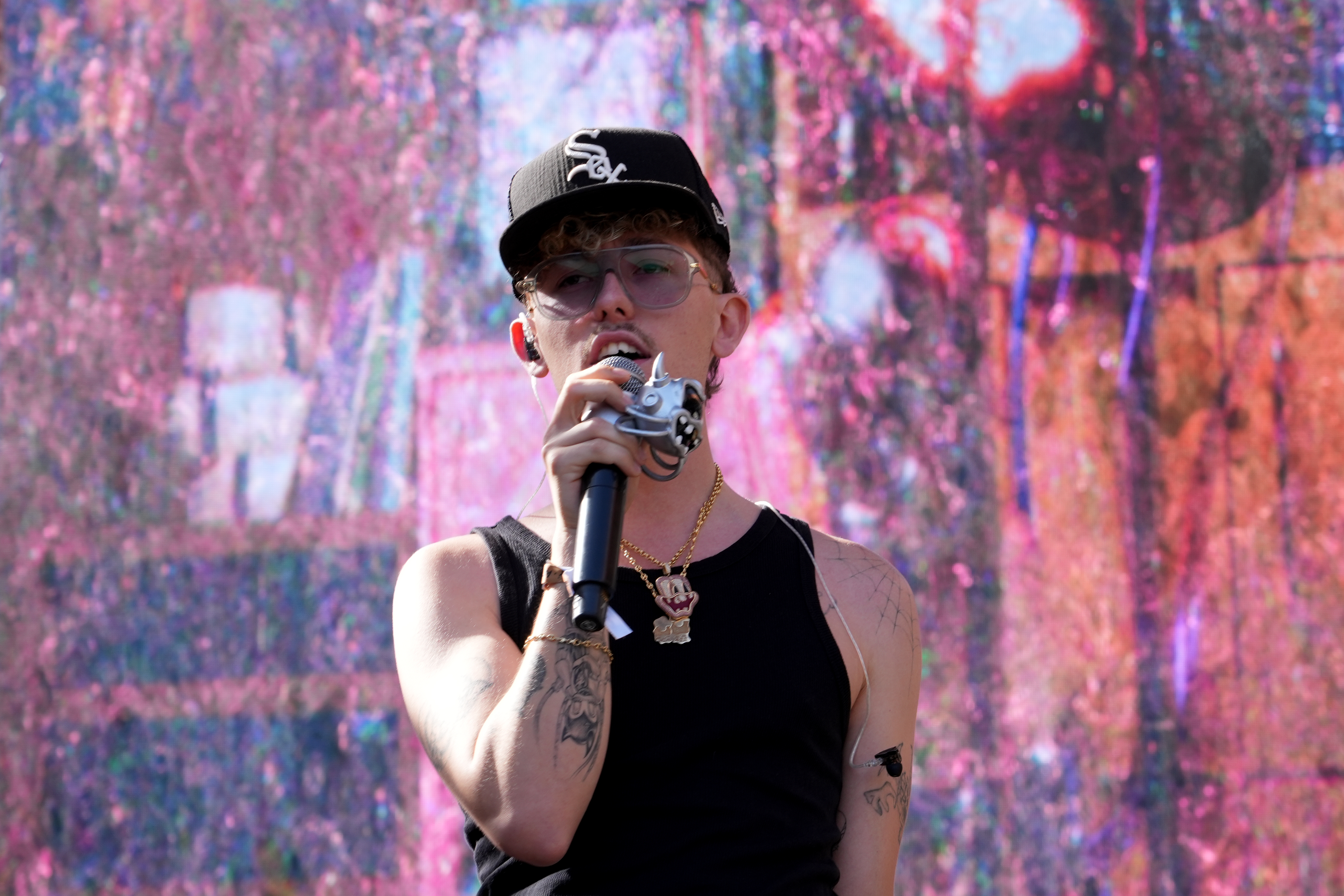GlorySixVain singing at Sónar 2026