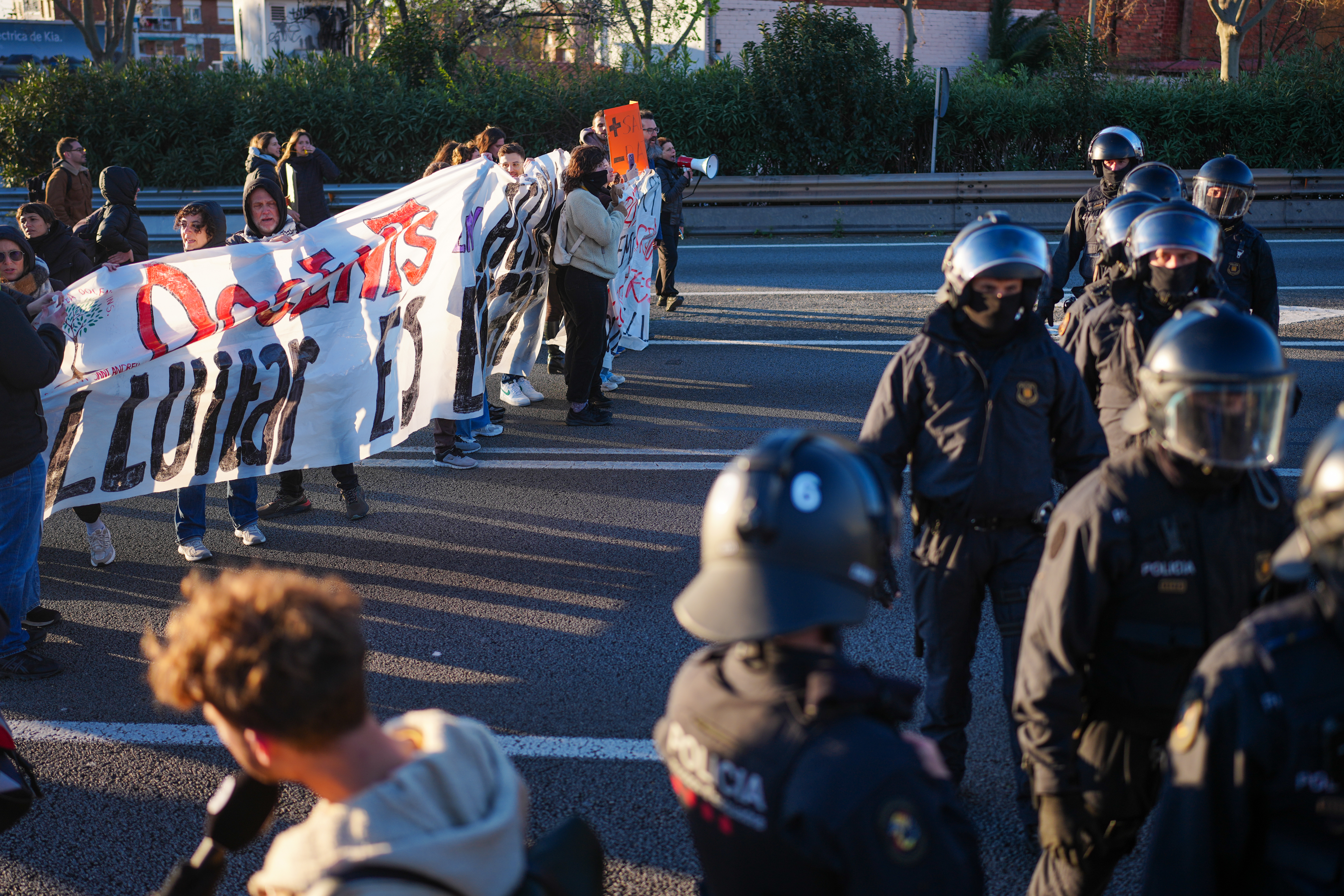 Police and teachers on the Ronda de Dalt in Barcelona