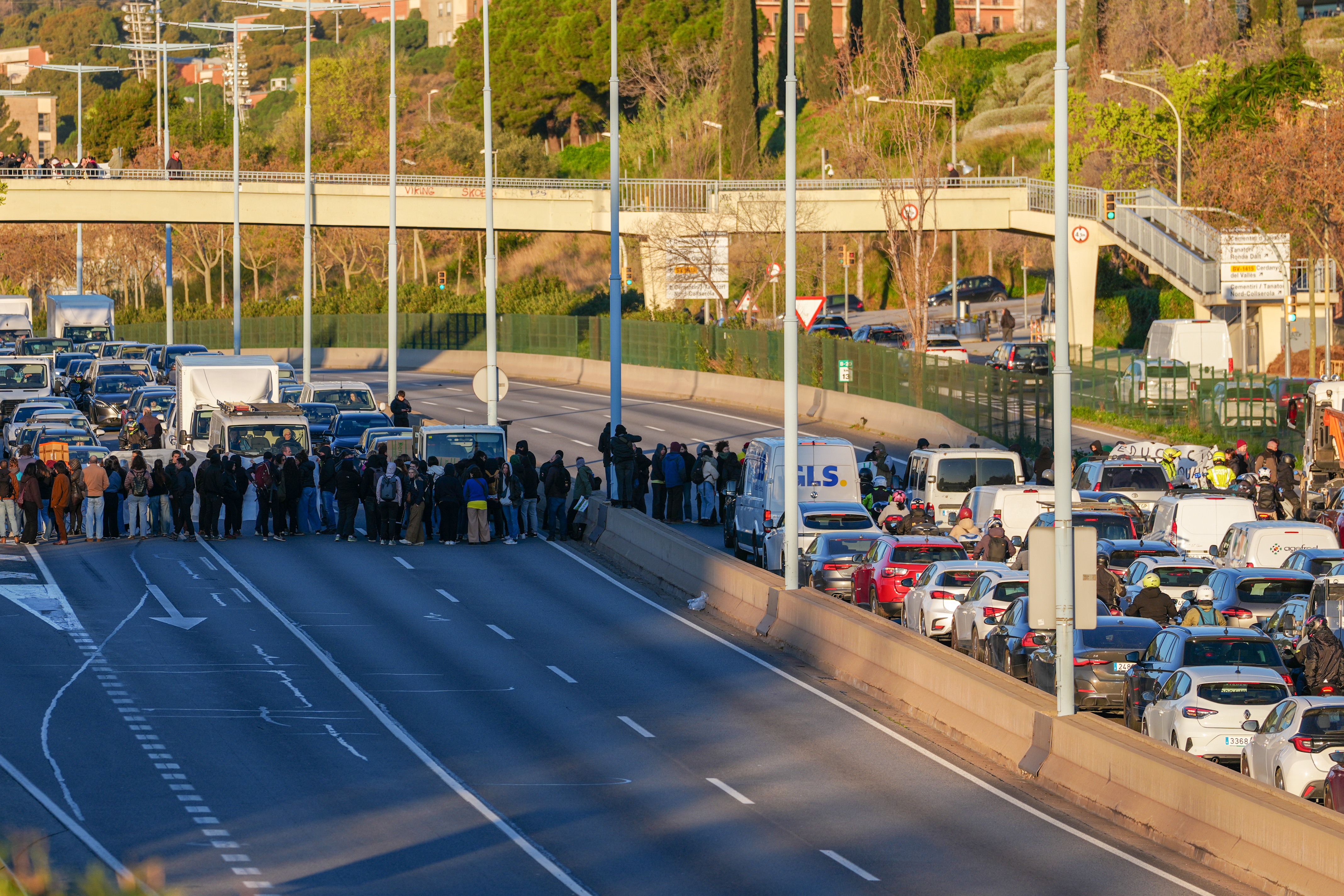 Teachers block the Ronda de Dalt in Barcelona