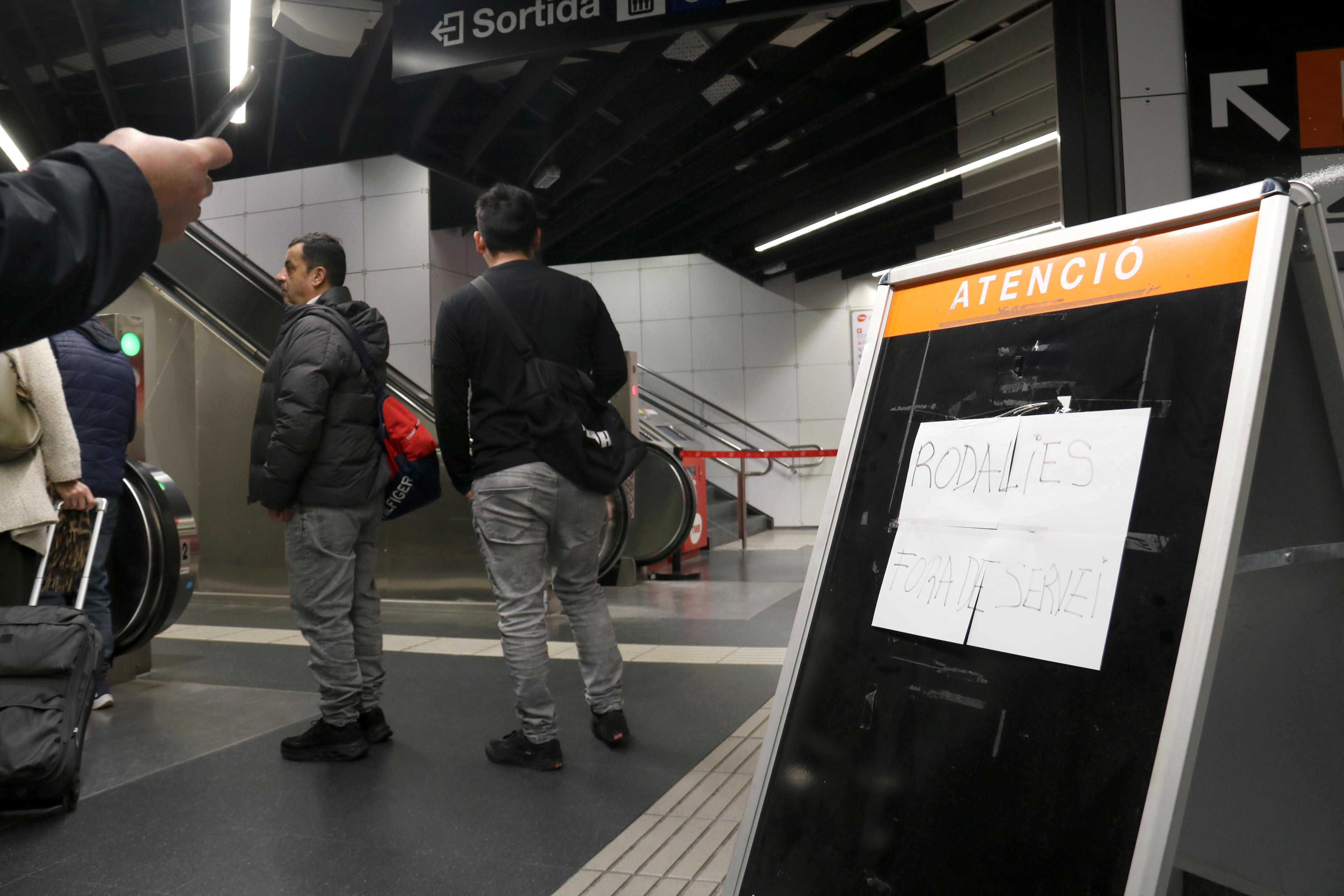 A poster at the Sants train station in Barcelona reads that the Rodalies commuter train network is out of service for the second consecutive day on January 22, 2026