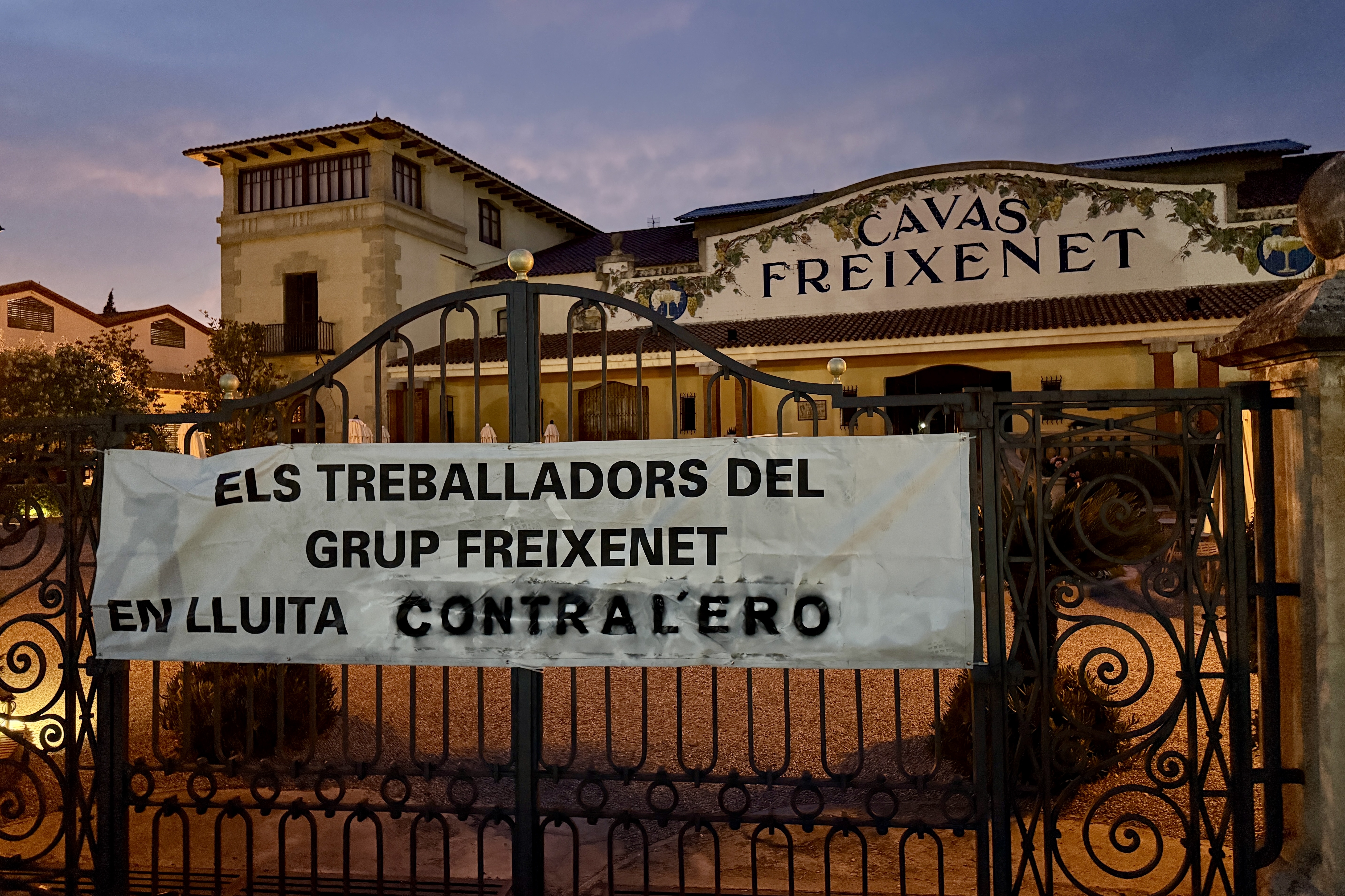Pancarta reivindicativa contra l'ERO de Freixenet, a la porta principal de l'empresa