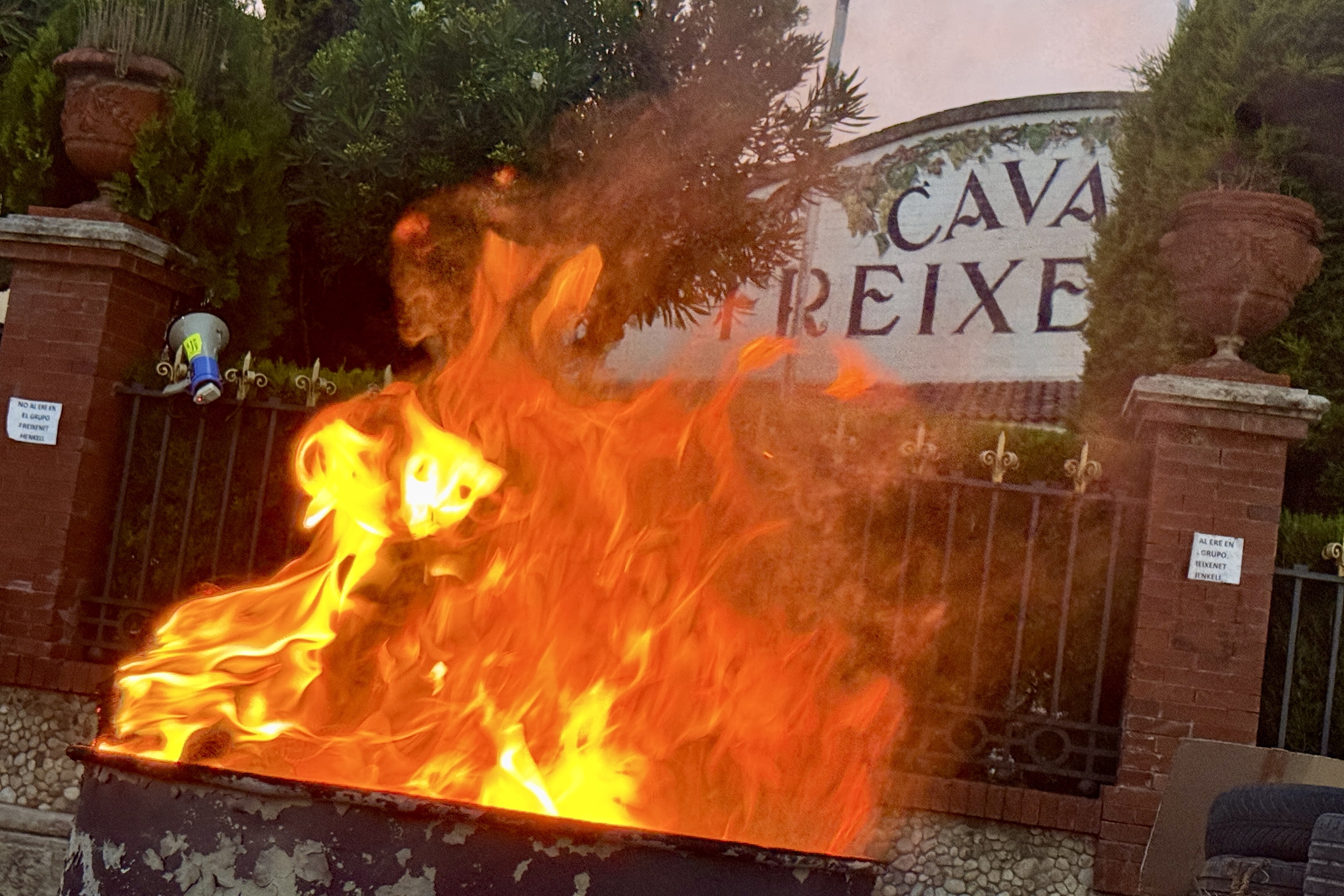 Detall d'una foguera davant la seu de Freixenet, en l'inici de la vaga contra l'ERO