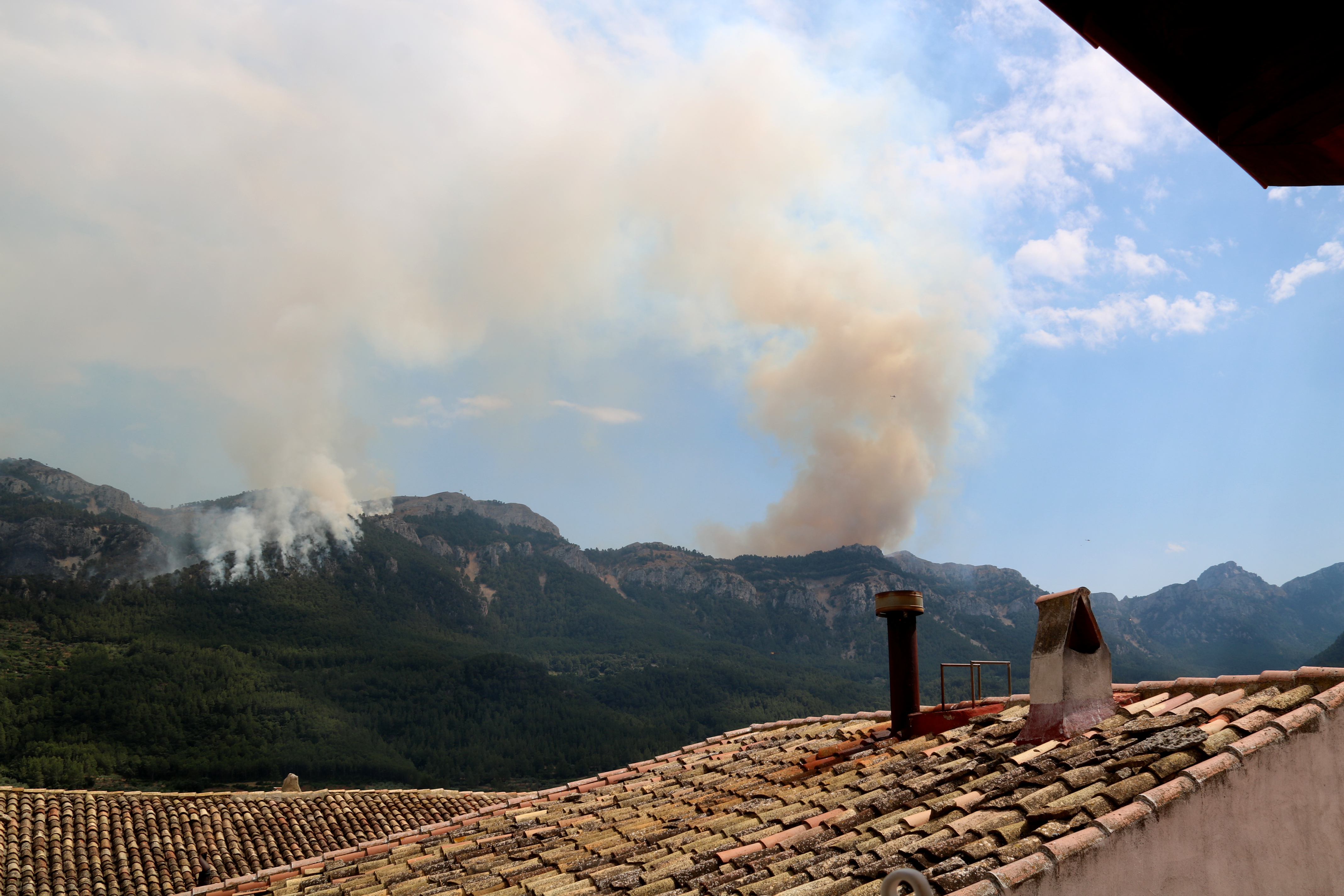 The wildfire seen from Paüls, southern Catalonia