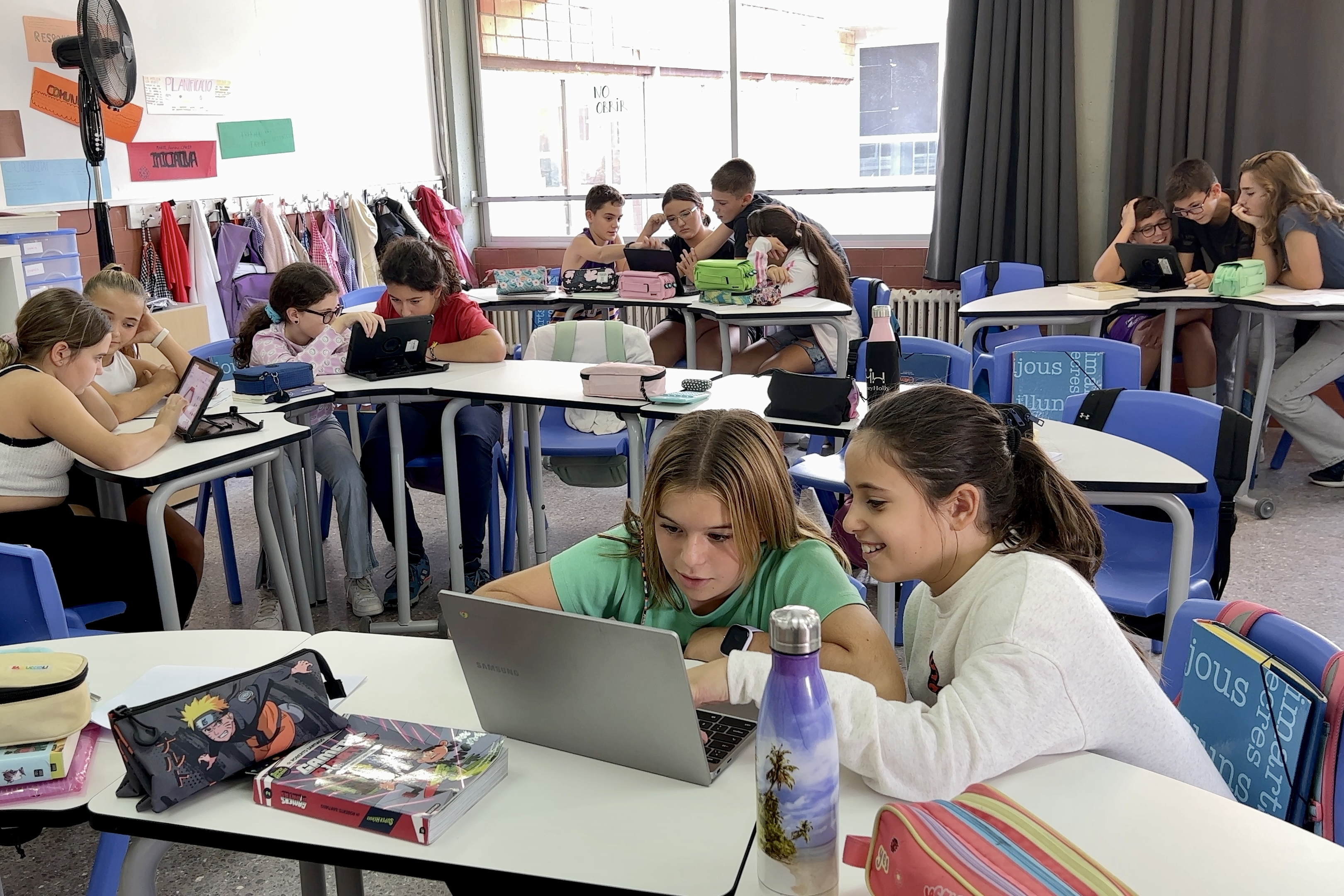 Students at the Gem School in Mataró work with computers.