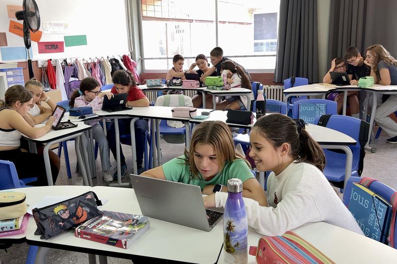 6th grade students at Gem School in Mataró using computers in class