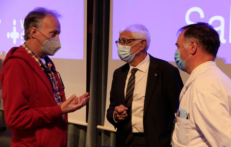 Health minister Manel Balcells and Vall d'Hebron head of patient care, Antonio Roman, with Xavier, the first lung transplant patient to undergo robotic surgery via a new access route