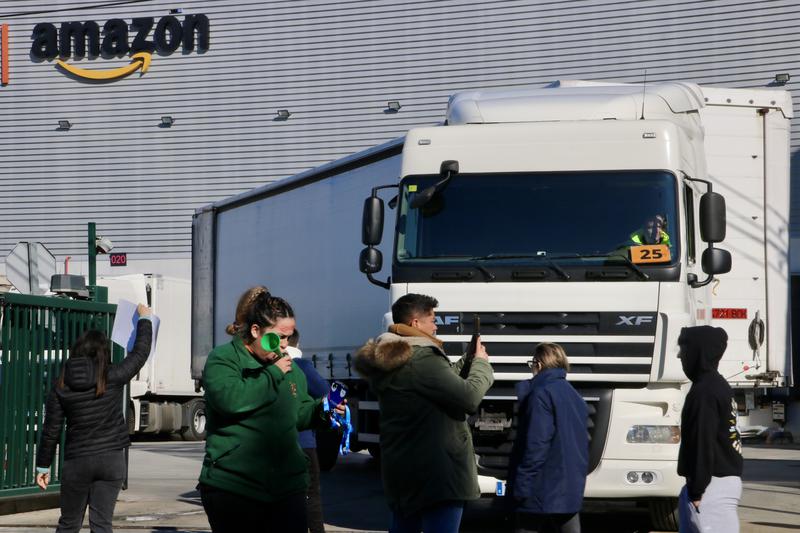 Amazon workers in Martorelles outside the company's factory, January 2023