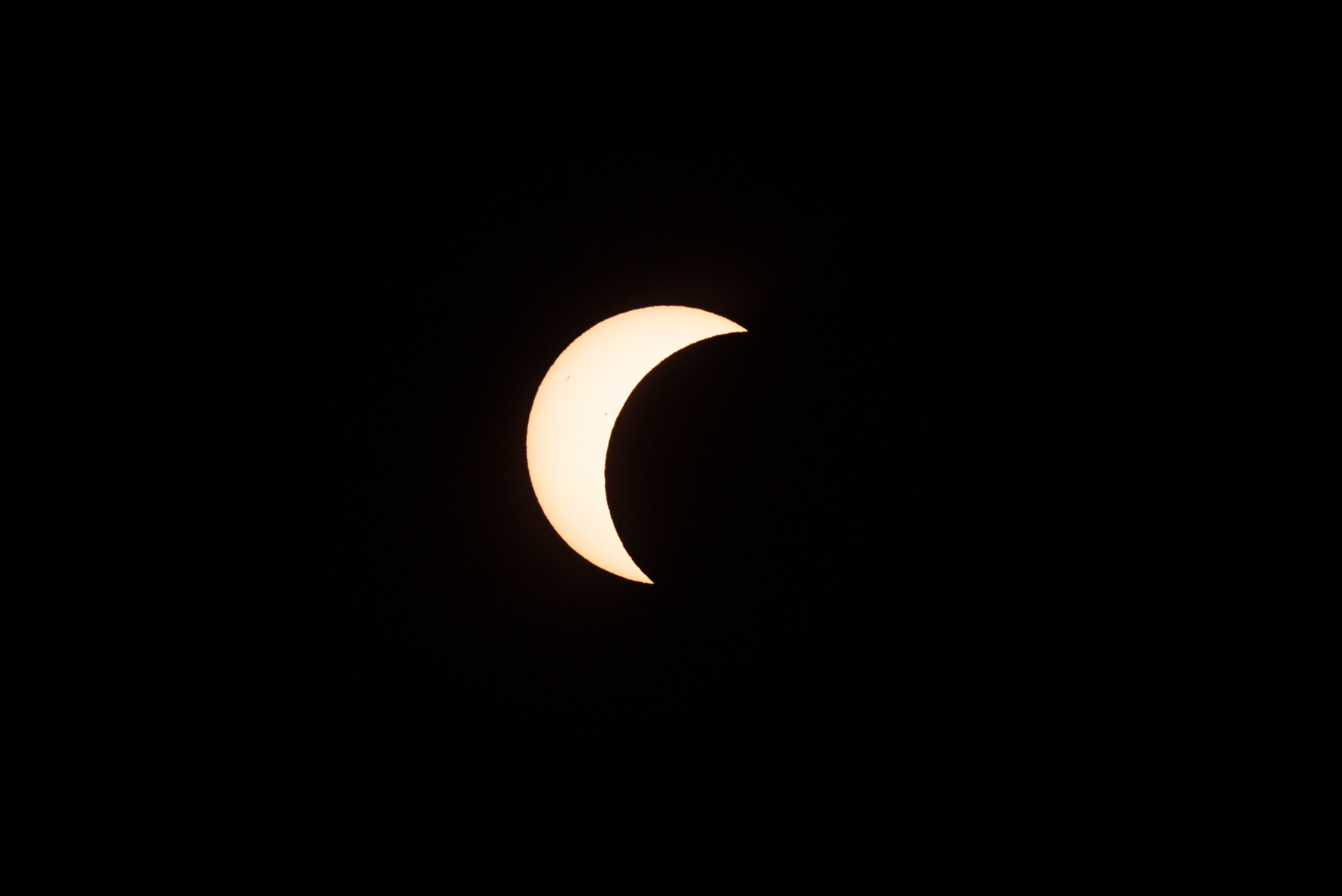 The moon covers a large part of the sun, Granadella