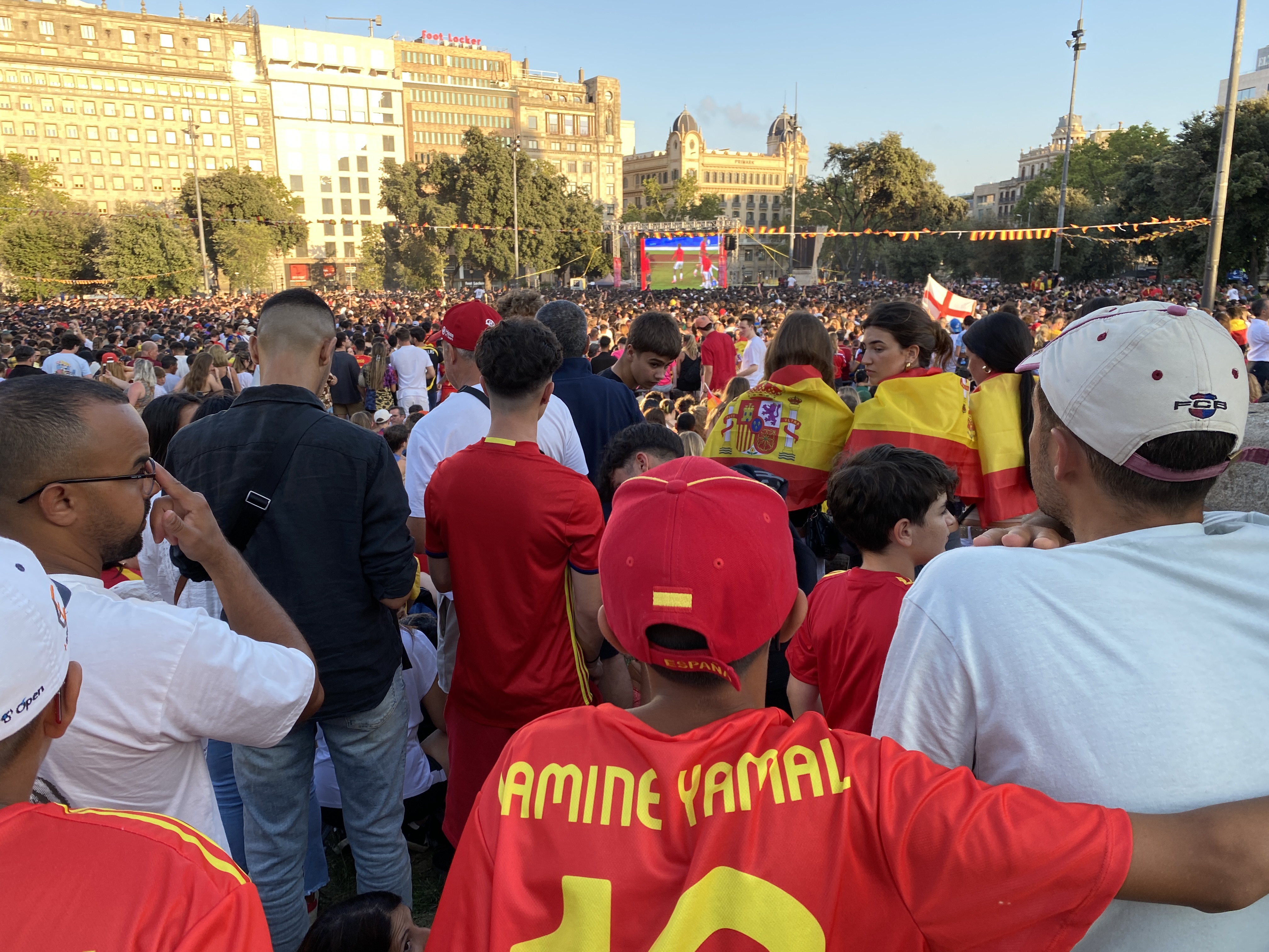 A child wearing a Lamine Yamal shirt from the Spanish national team.