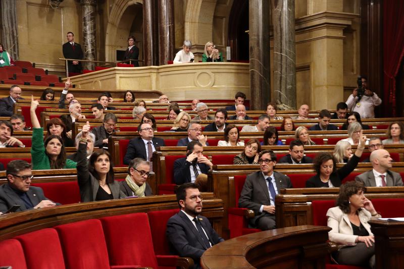 PSC, ERC and Junts spokespersons vote in favor of the new legislation on the illegal occupation of homes