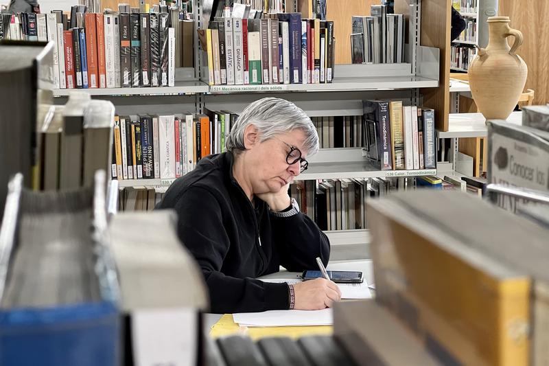 A woman at the Can Casacuberta library in Badalona