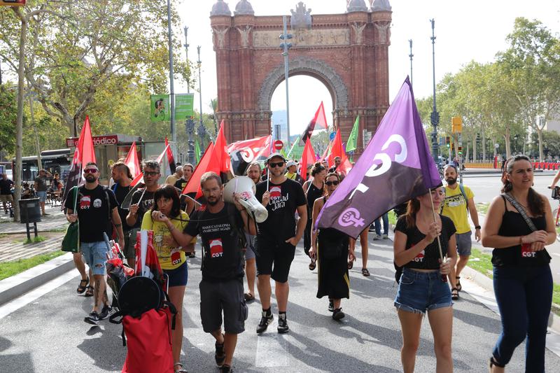 USTEC, CGT, and Intersindical union members near Barcelona's Arc de Triomf on their way to the teachers' protest