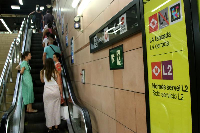 A sign in the Barcelona L4 metro line