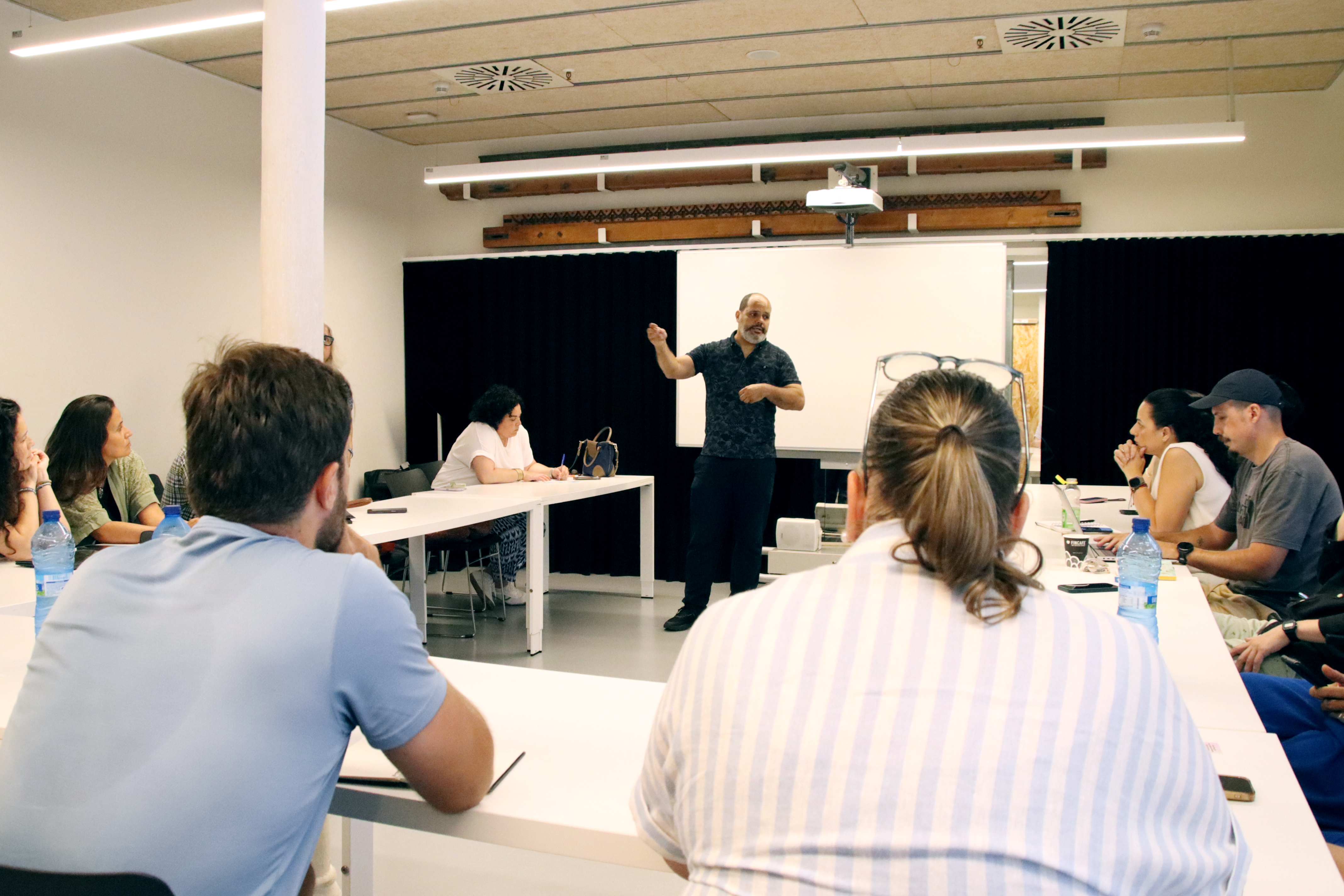Venezuelan community organisations in Catalonia meet in Barcelona to coordinate humanitarian aid following the earthquakes