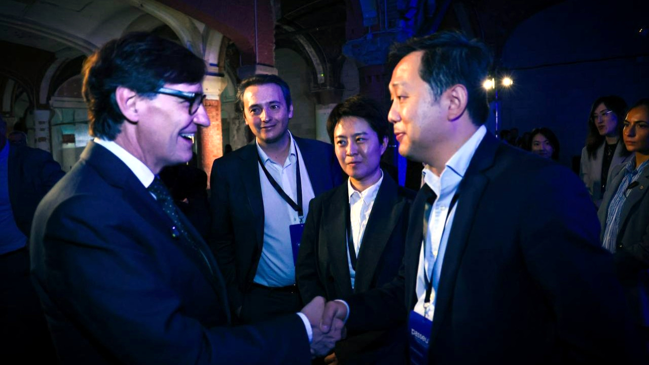 lla greets executives of foreign multinational companies based in Catalonia at the Passeu 2026 event