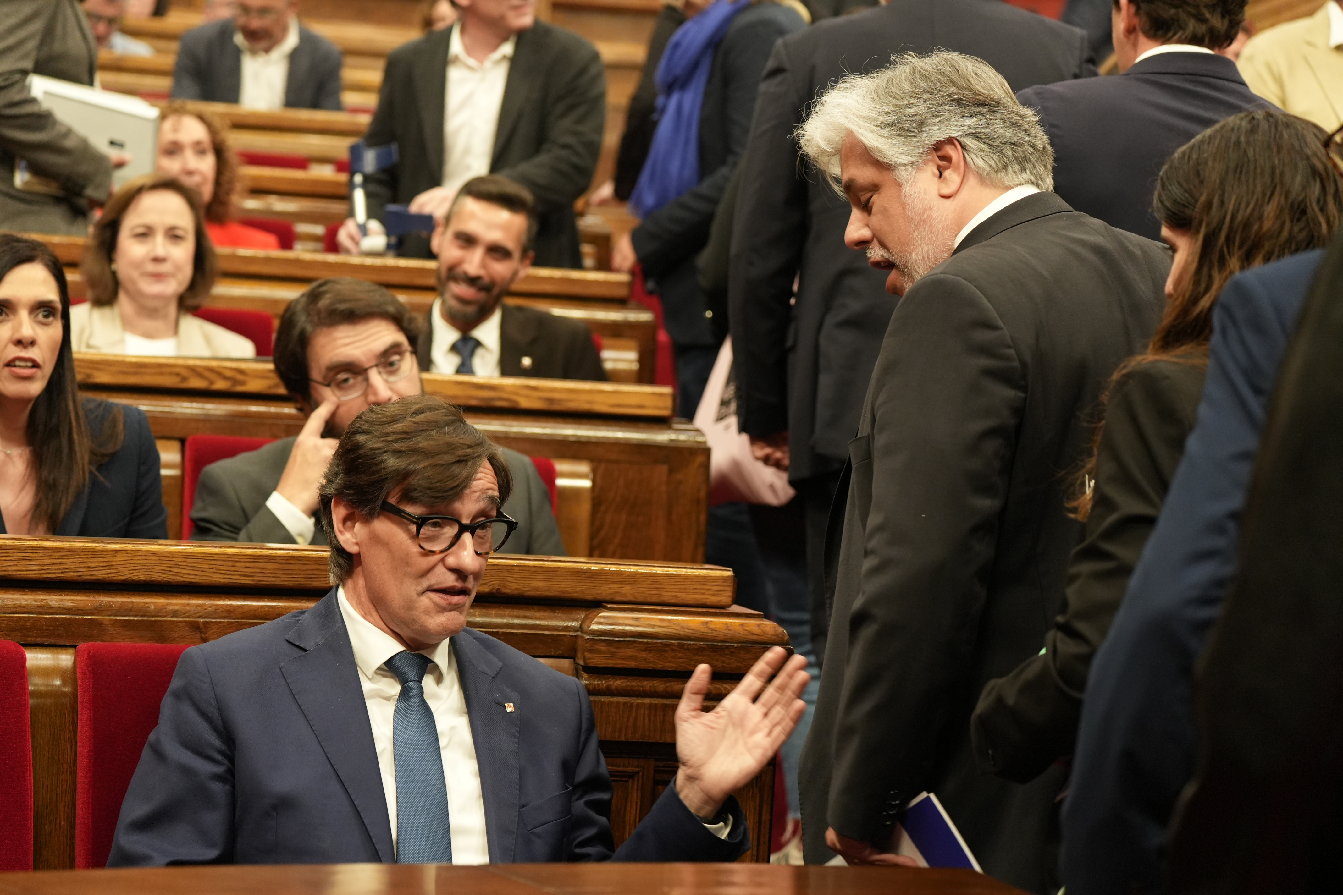 El president de la Generalitat, Salvador Illa, i el president de Junts al Parlament, Albert Batet, abans de la compareixença per l'apagada