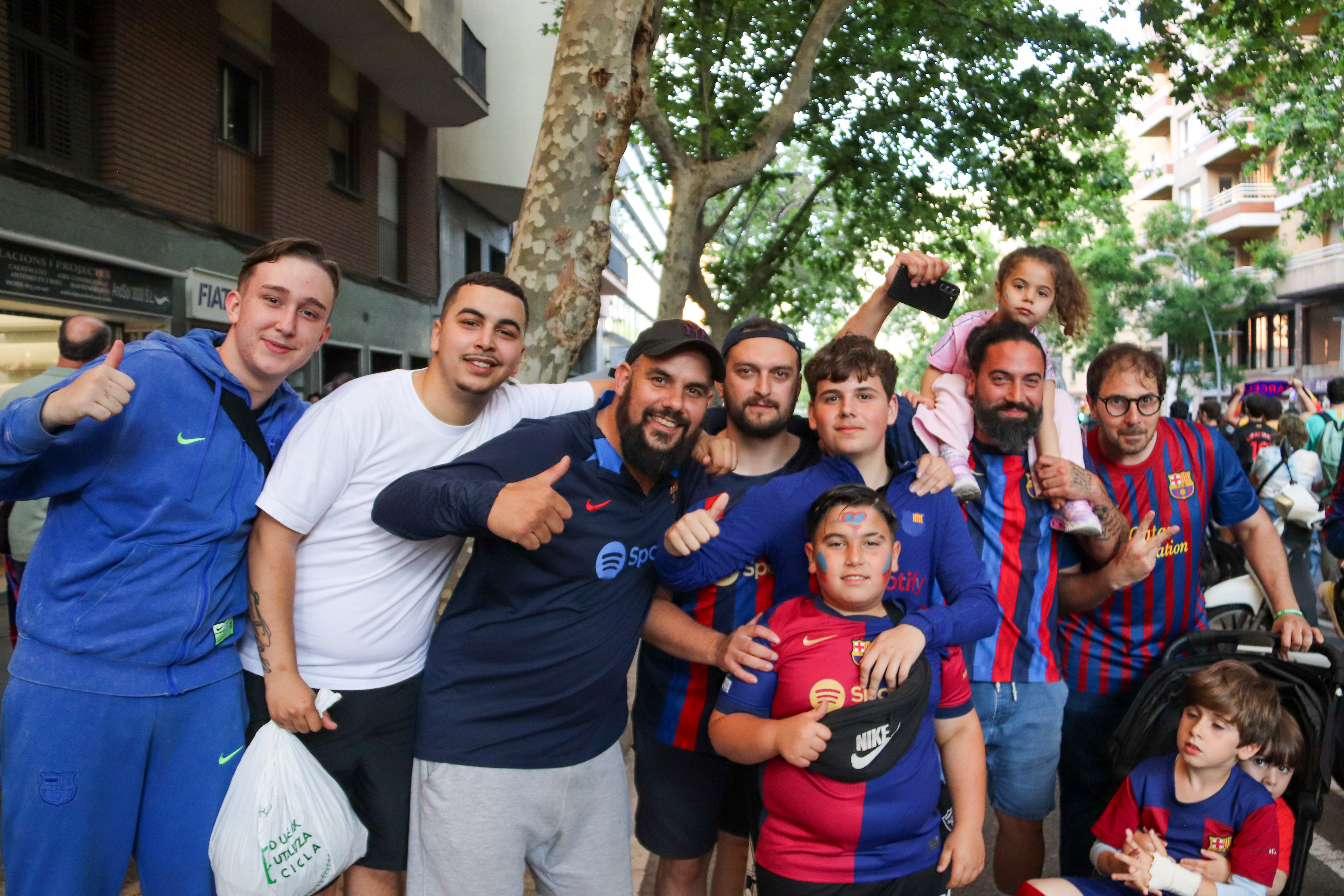 Barça fans enjoying the parade in celebration of the club's 2024/25 La Liga and Copa del Rey titles
