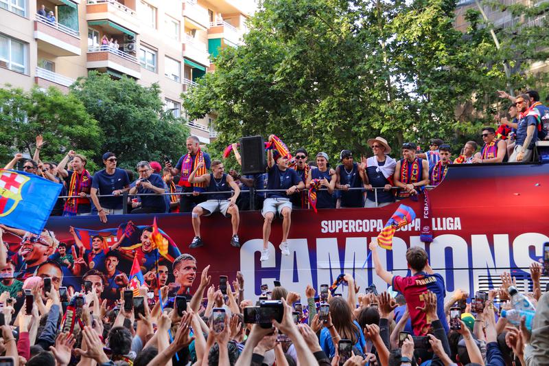 <strong>Bar&ccedil;a </strong>celebrate 28th league title with parade through city