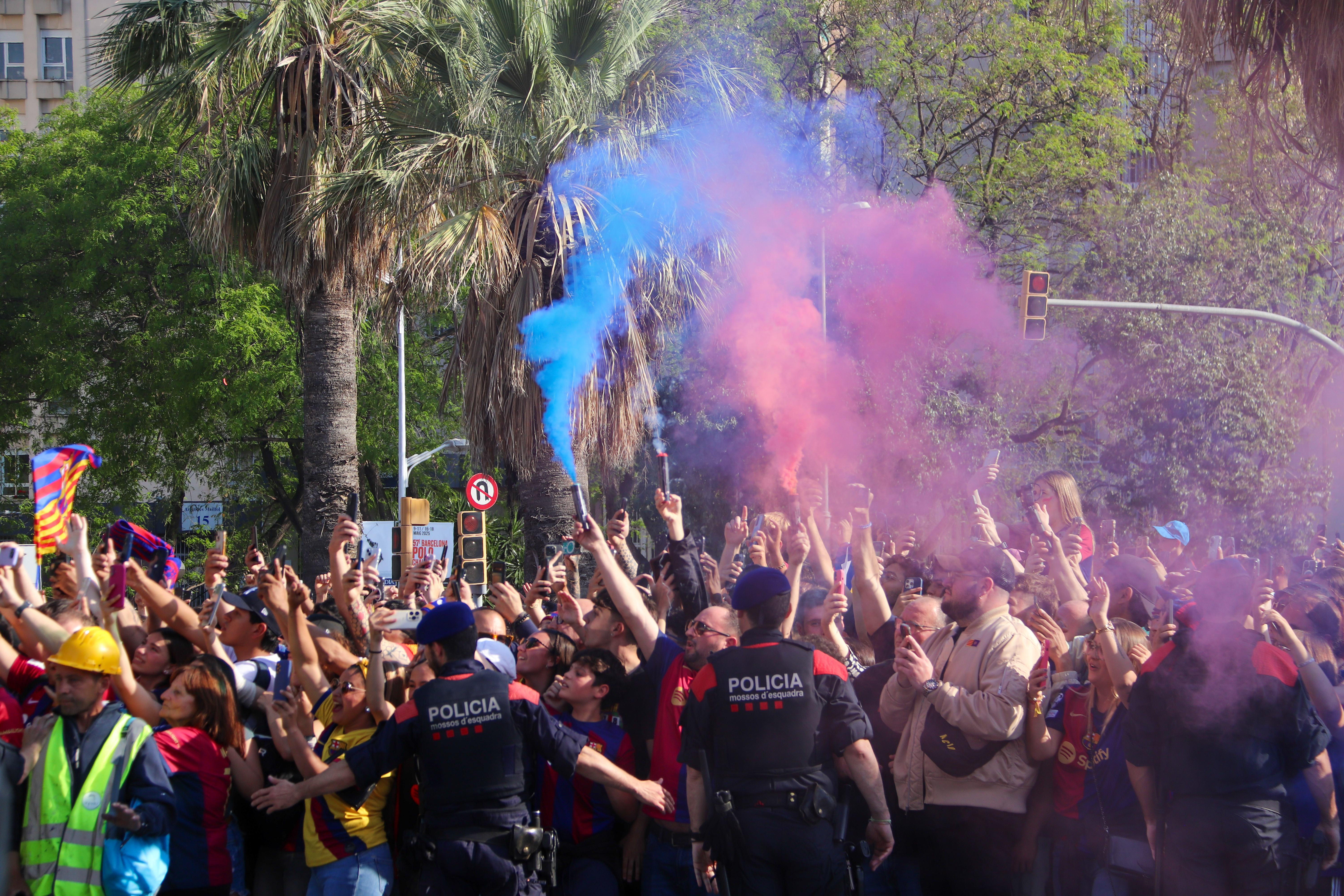 Barça fans light flares at the parade in celebration of the blaugrana's 2024/25 La Liga and Copa del Rey titles