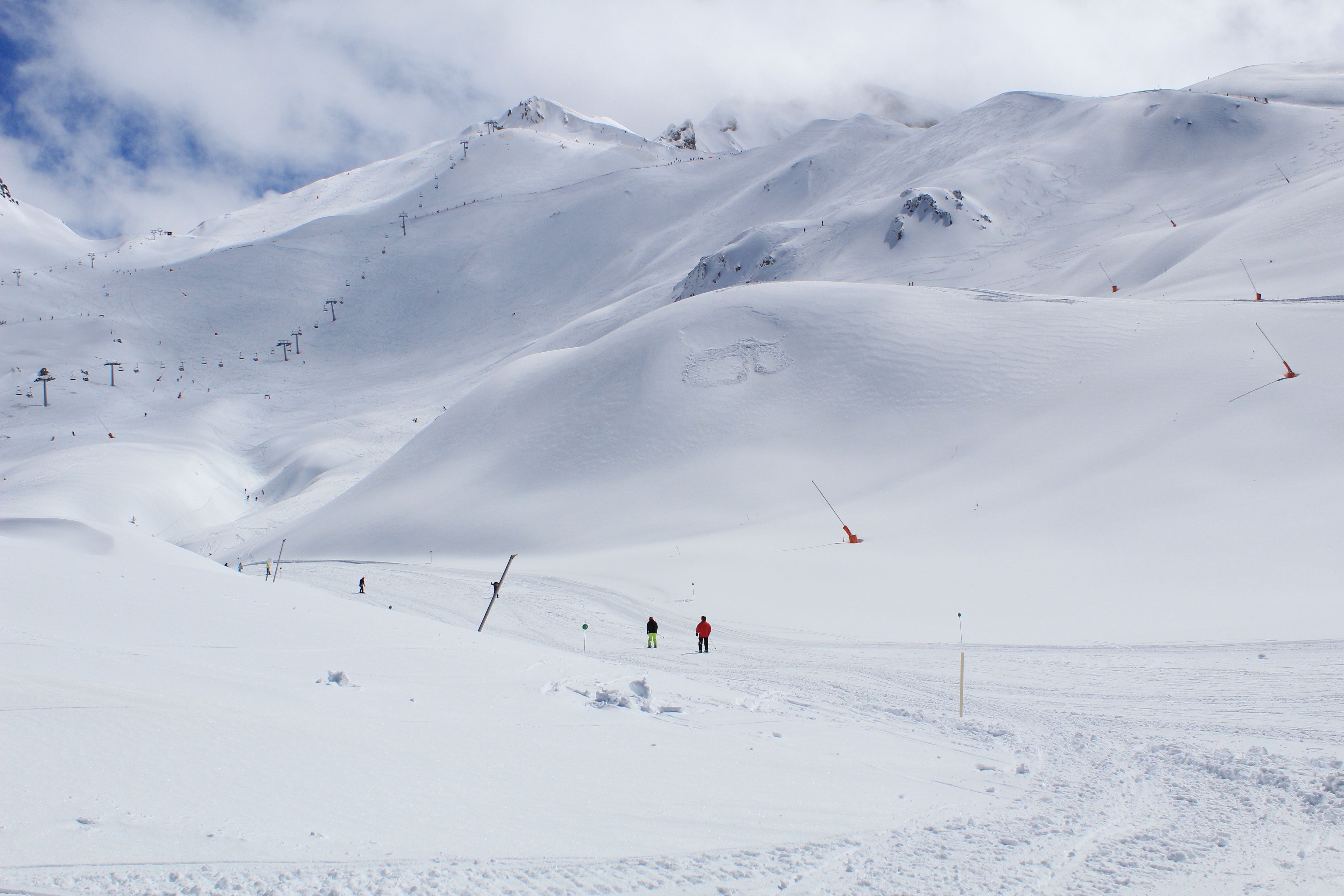 Two skiers in a panoramic view of the Boí Taüll resort.