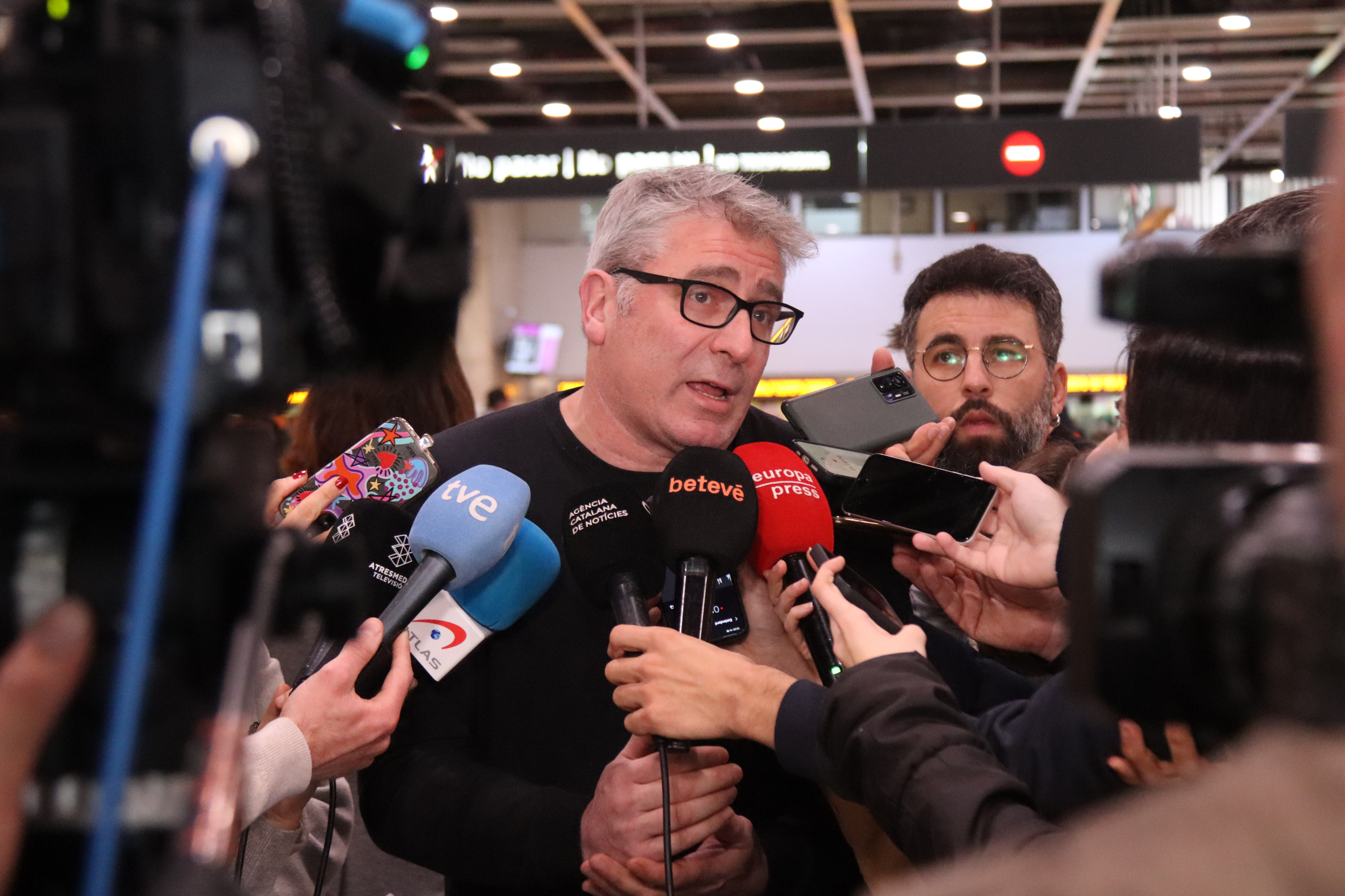 Rodalies director, Antonio Carmona, speaks to the media in Sants Station in Barcelona