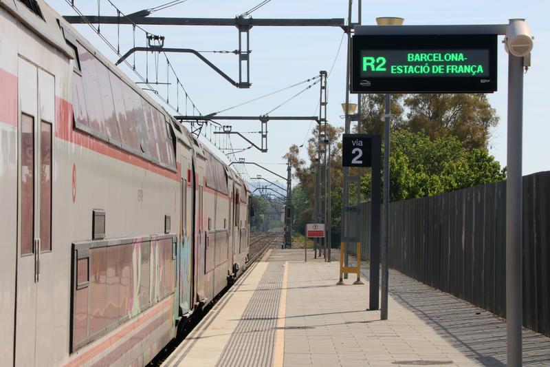 A train on the R2Sud line at Cubelles station