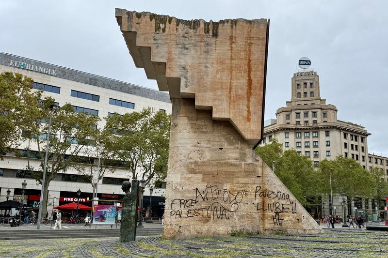 Graffiti in Plaça de Catalunya Square