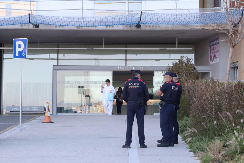 Mossos d'Esquadra police at the entrance to Joan XXIII Hospital in Tarragona