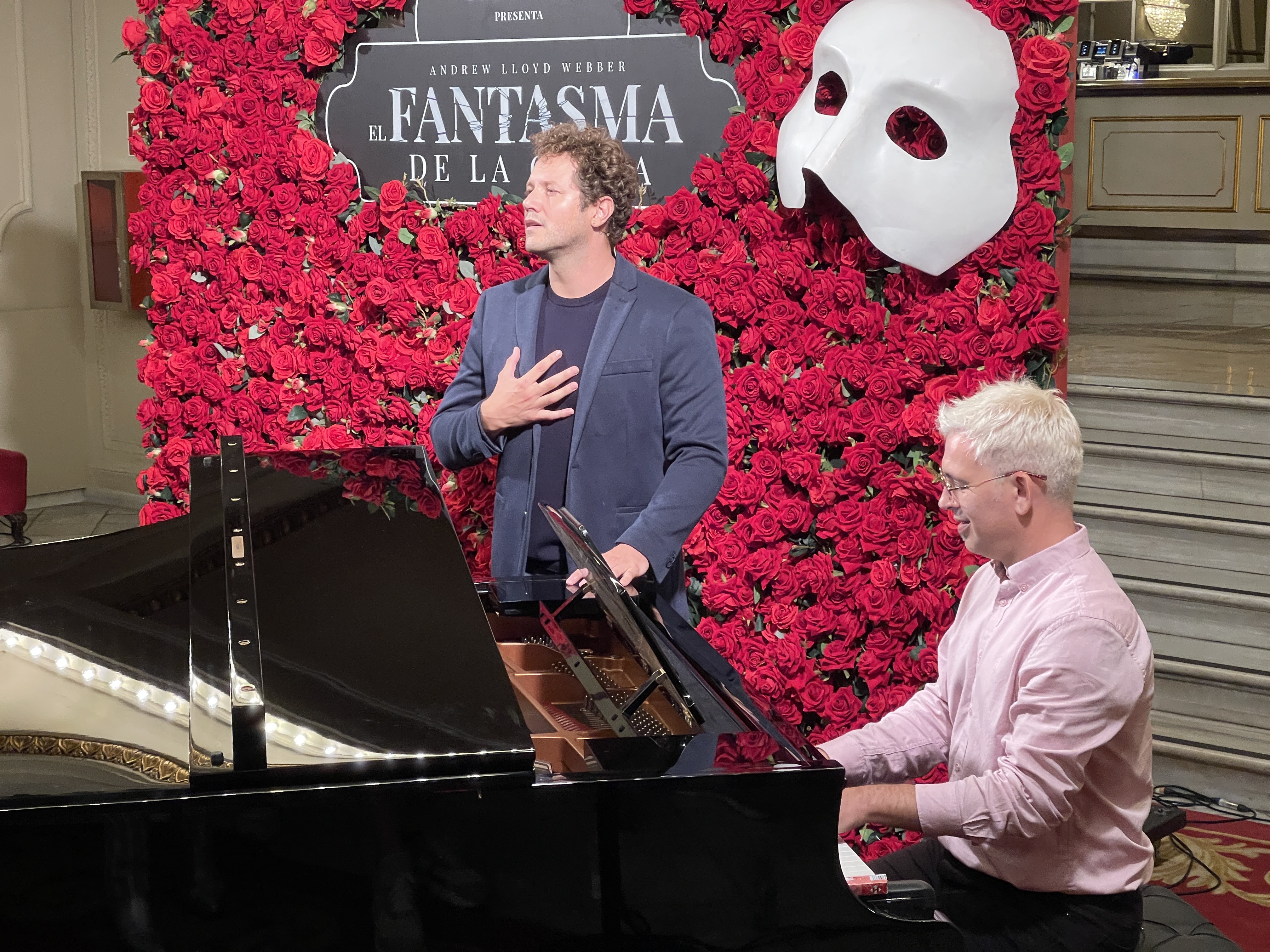 Dani Diges performs an excerpt from The Phantom of the Opera, with Miquel Tejada on piano