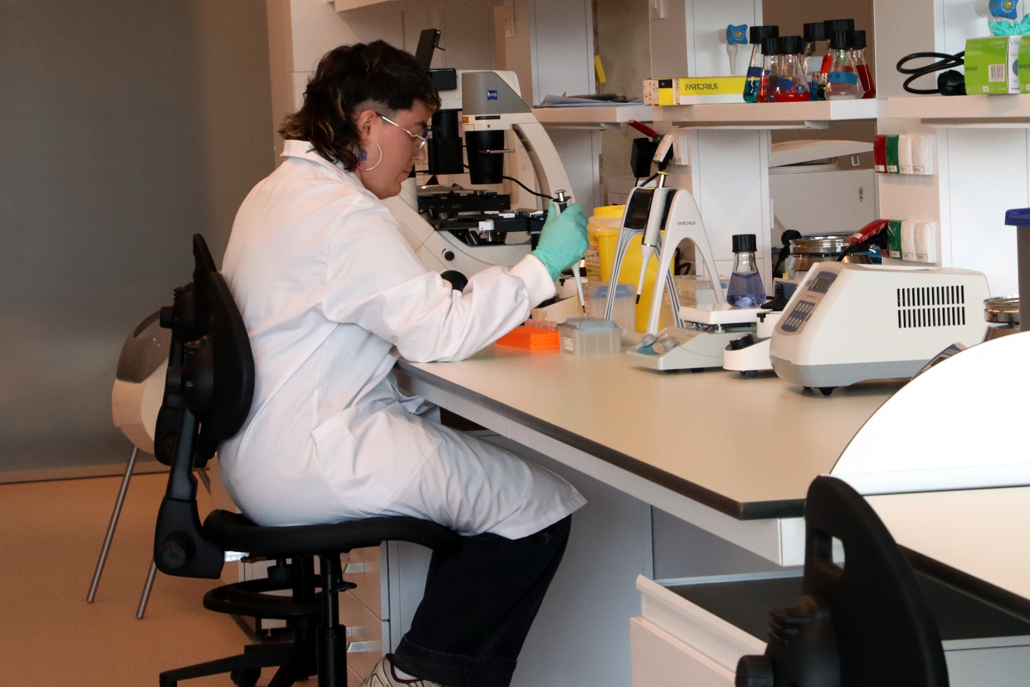 A researcher at the CaixaResearch Institute