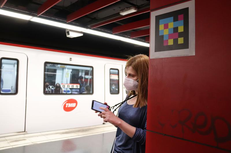 A NaviLens code pictured in the Barcelona metro system