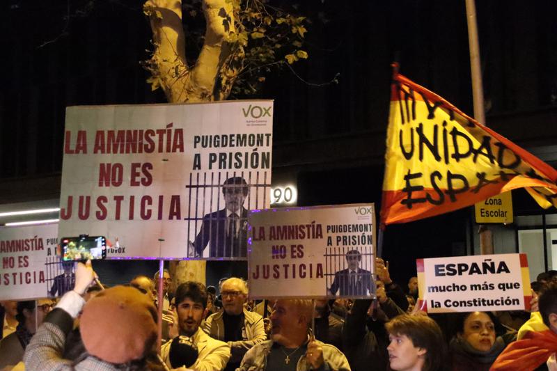 Protesters in front of the Socialists headquarters in Barcelona on November 6, 2023