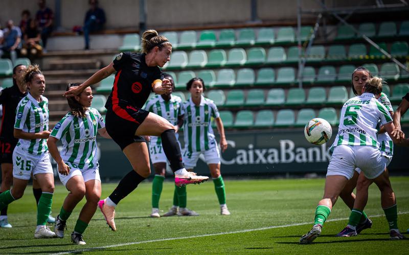 Alexia Putellas strikes a ball during Barça Femení's Liga F match away to Real Betis