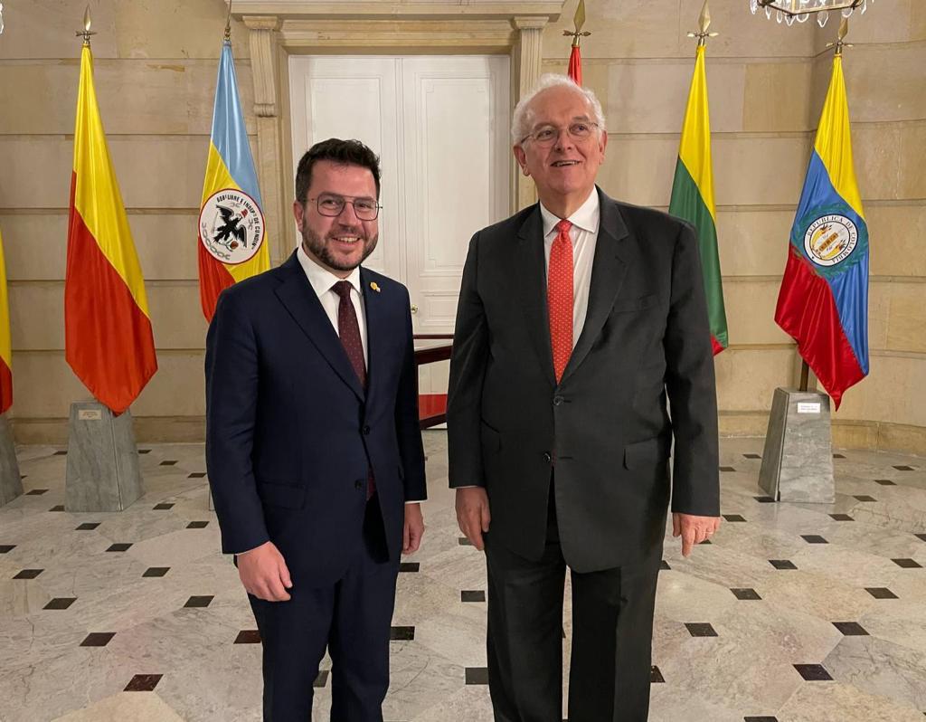 Catalan president Pere Aragonès with the Colombian finance minister, José Antonio Ocampo