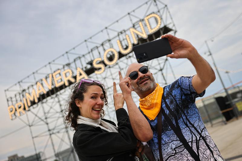 Two fans take a selfie at the Primavera Sound sign in Barcelona