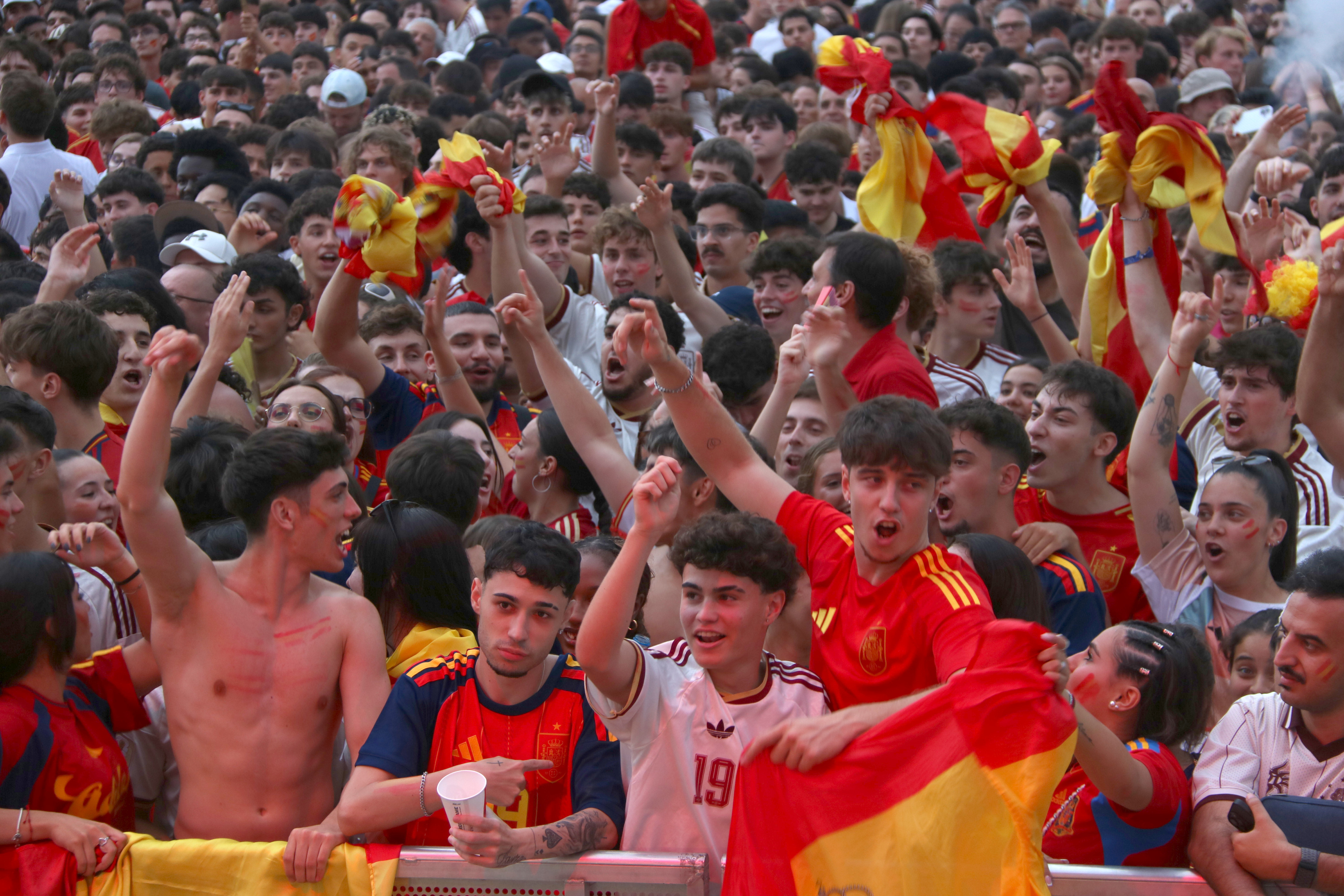 Spanish fans, during the men's World Cup final, at the Barcelona Forúm Platform