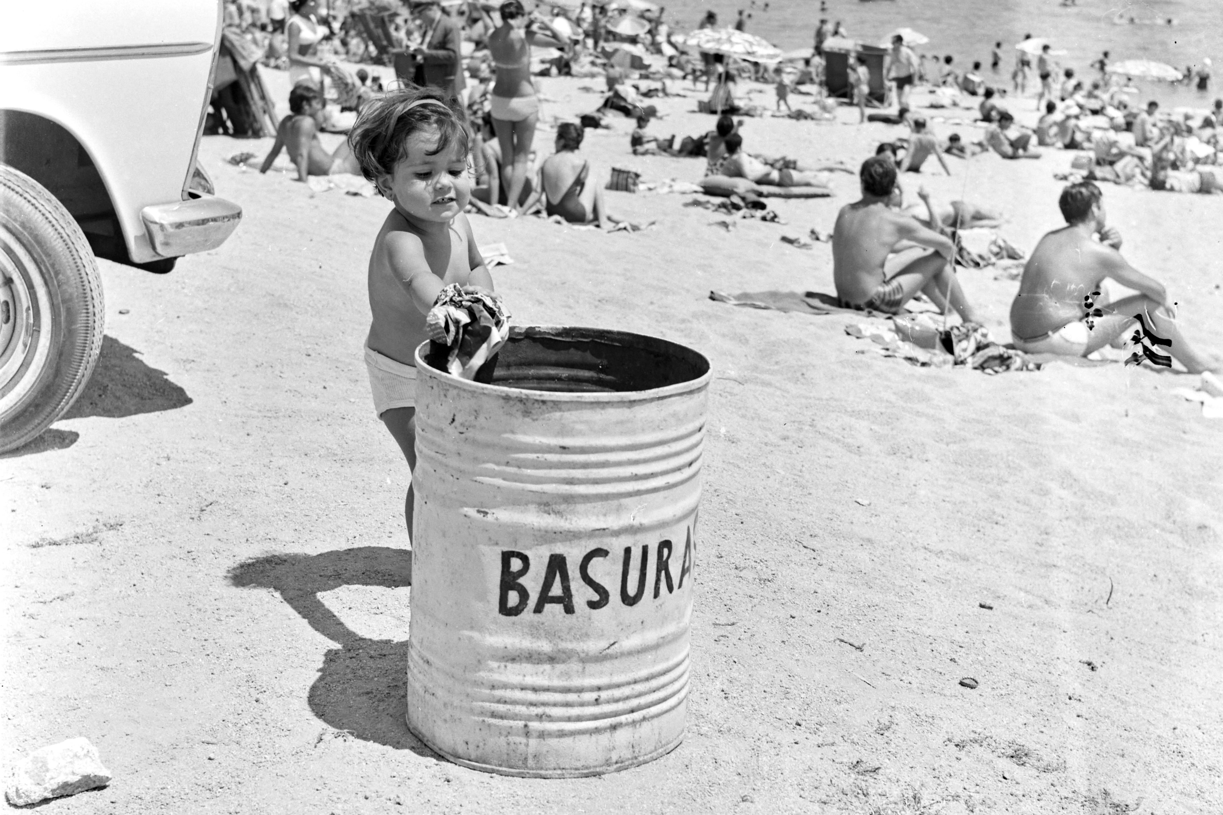 A girl uses a bin in a picture taken by photographer Josep Antoni Arrayás in the 1970s