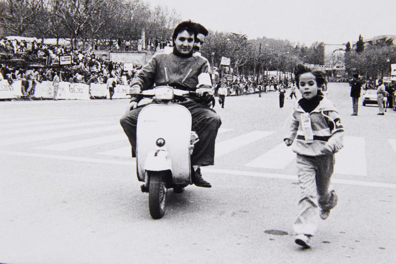 Children racing in Girona in a picture by Francesc Terradas taken in the 1980s