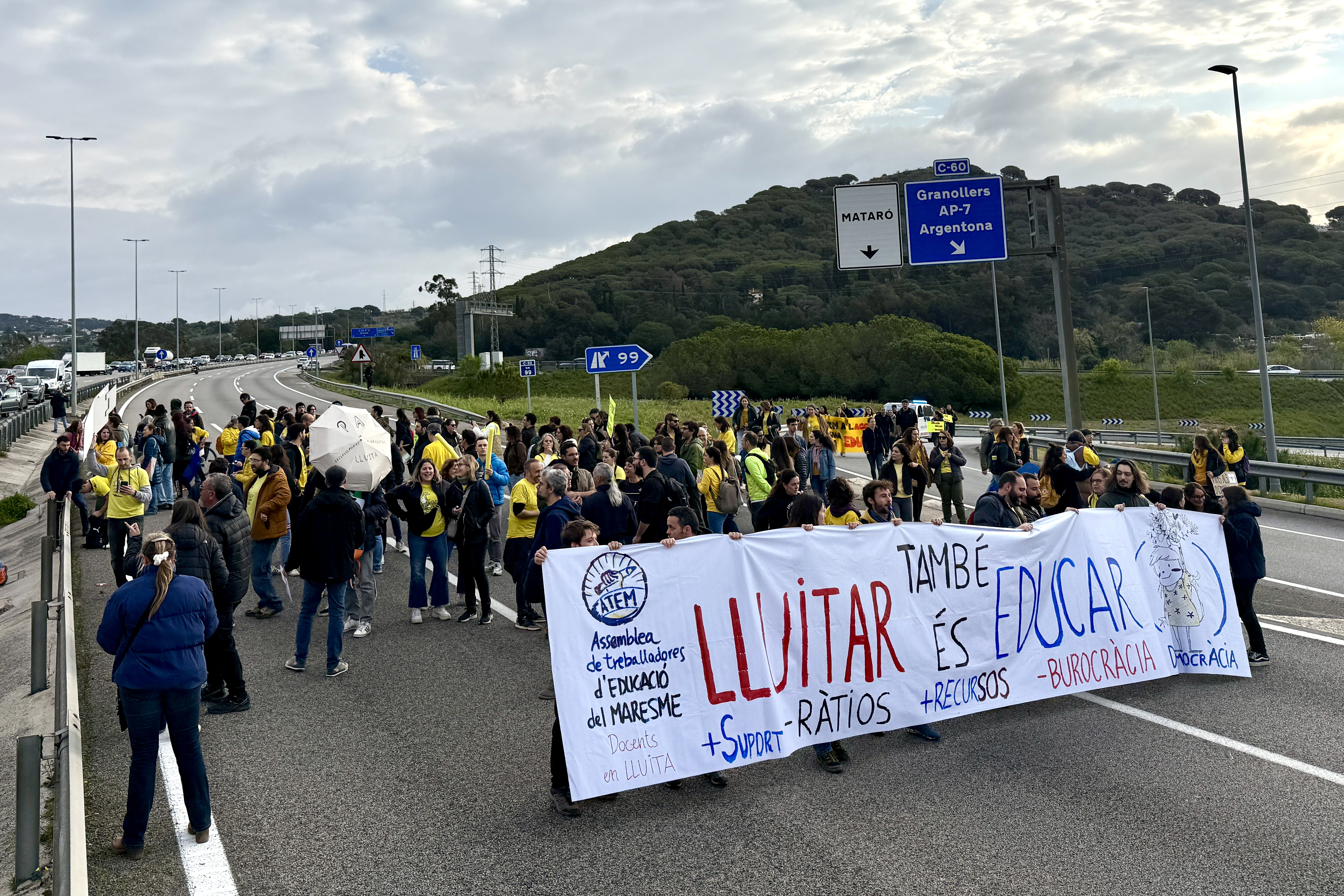 Teachers blocking the C-32 in Mataró.