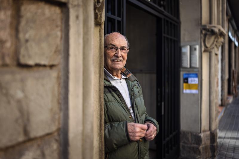 Manel Bachs at the entrance to the building on Carrer Mallorca that houses the bomb shelter where he took refuge as a child during the Spanish Civil War