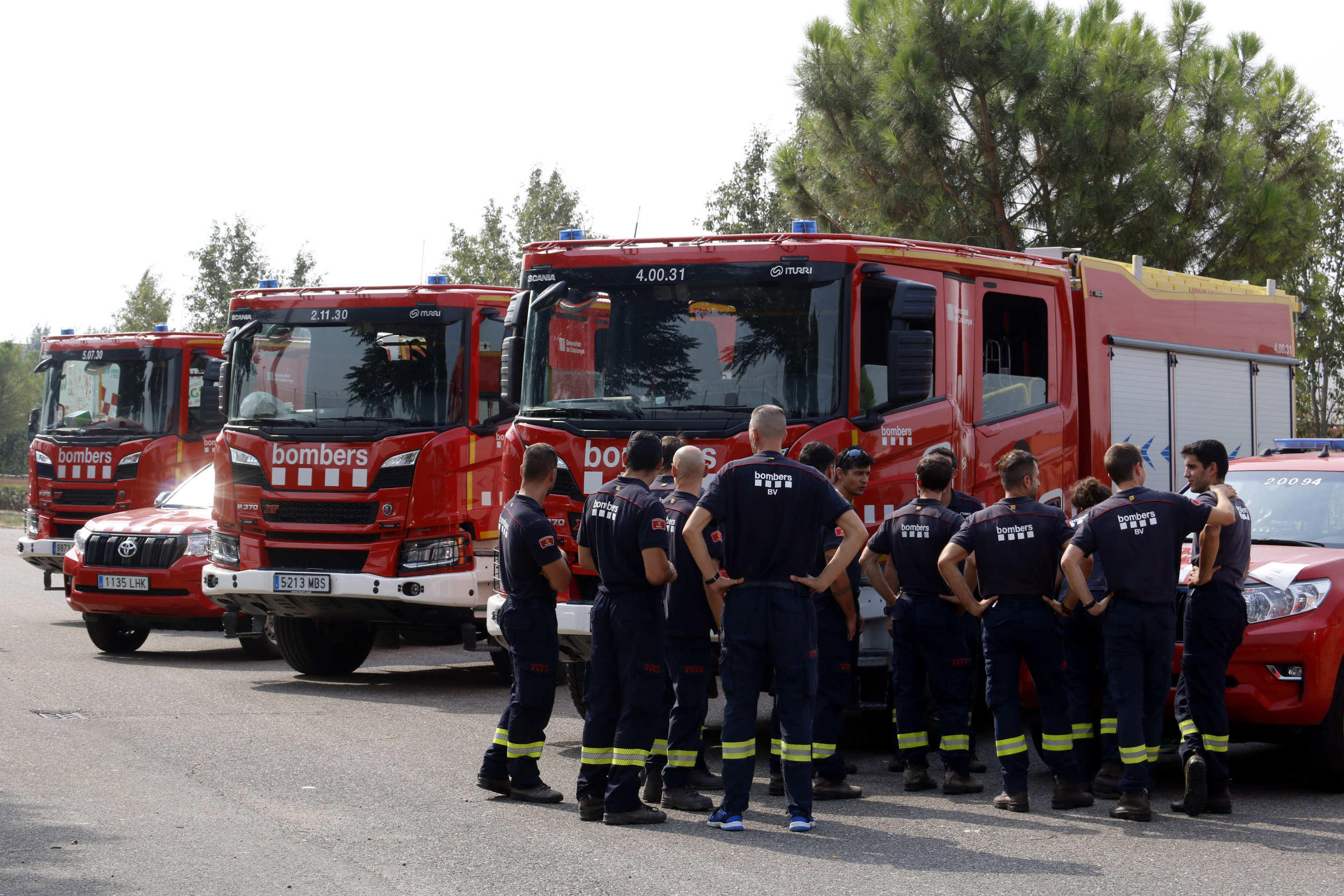 Vehicles and firefighters in Lleida before departing for Extremadura