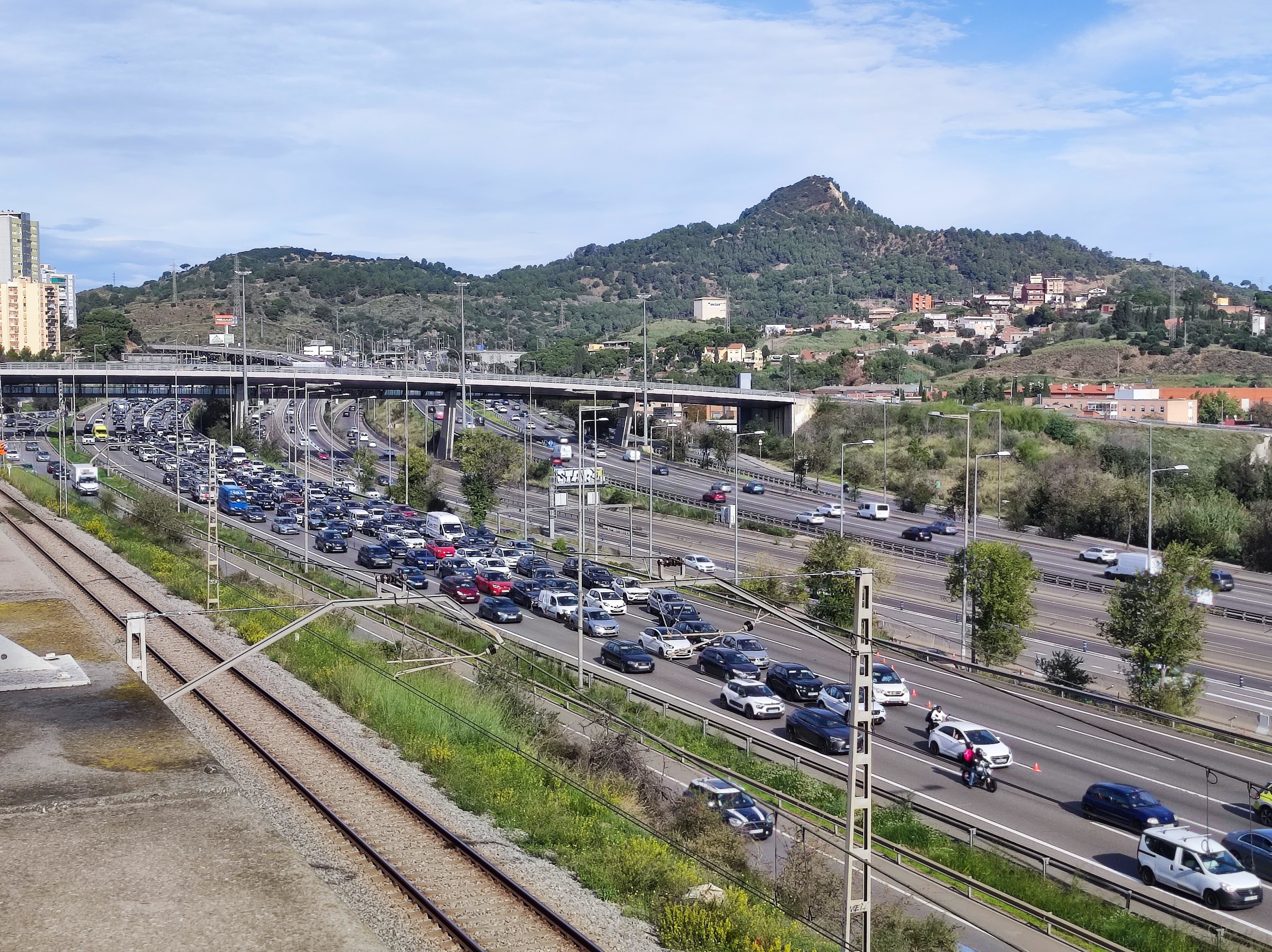 Long traffic queues stretching for kilometers on the C-58 and C-33 highways following an accident at Nus de la Trinitat.