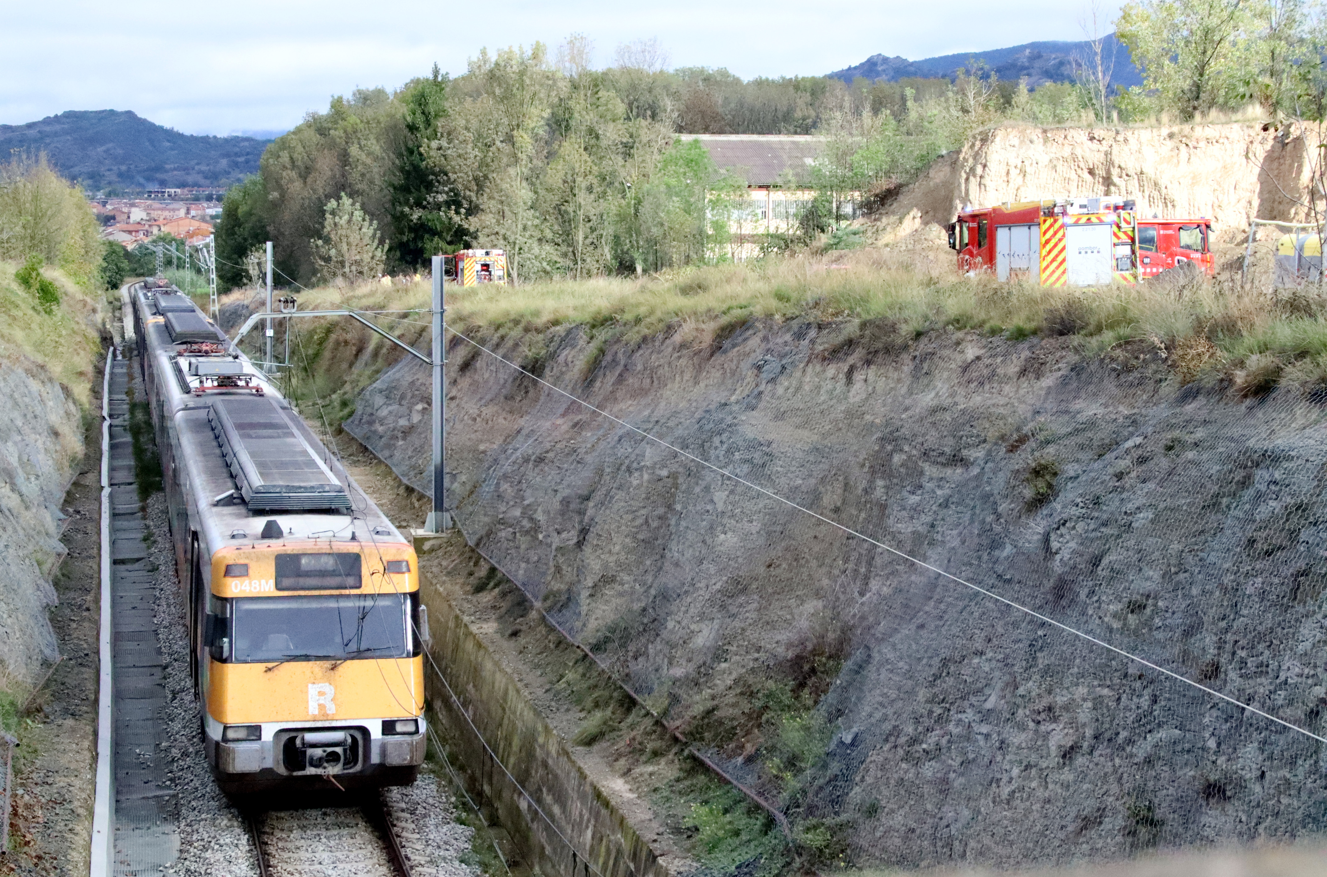 A Rodalies R3 train stopped between Manlleu and Torelló after the train's pantograph became entangled with the overhead line and caused a fire on October 8, 2024